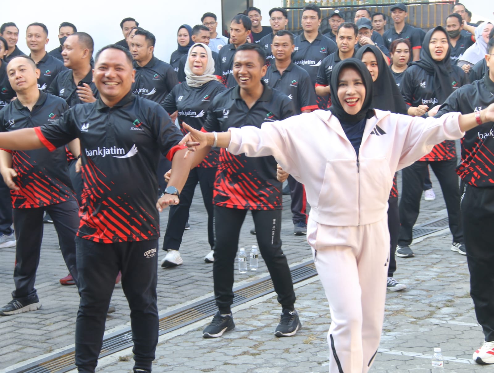 KOLABORASI: Wakil Bupati Sidoarjo Mimik Idayana saat senam bersama didanpingi Pimpinan Bank Jatim Sidoarjo Suyatno.