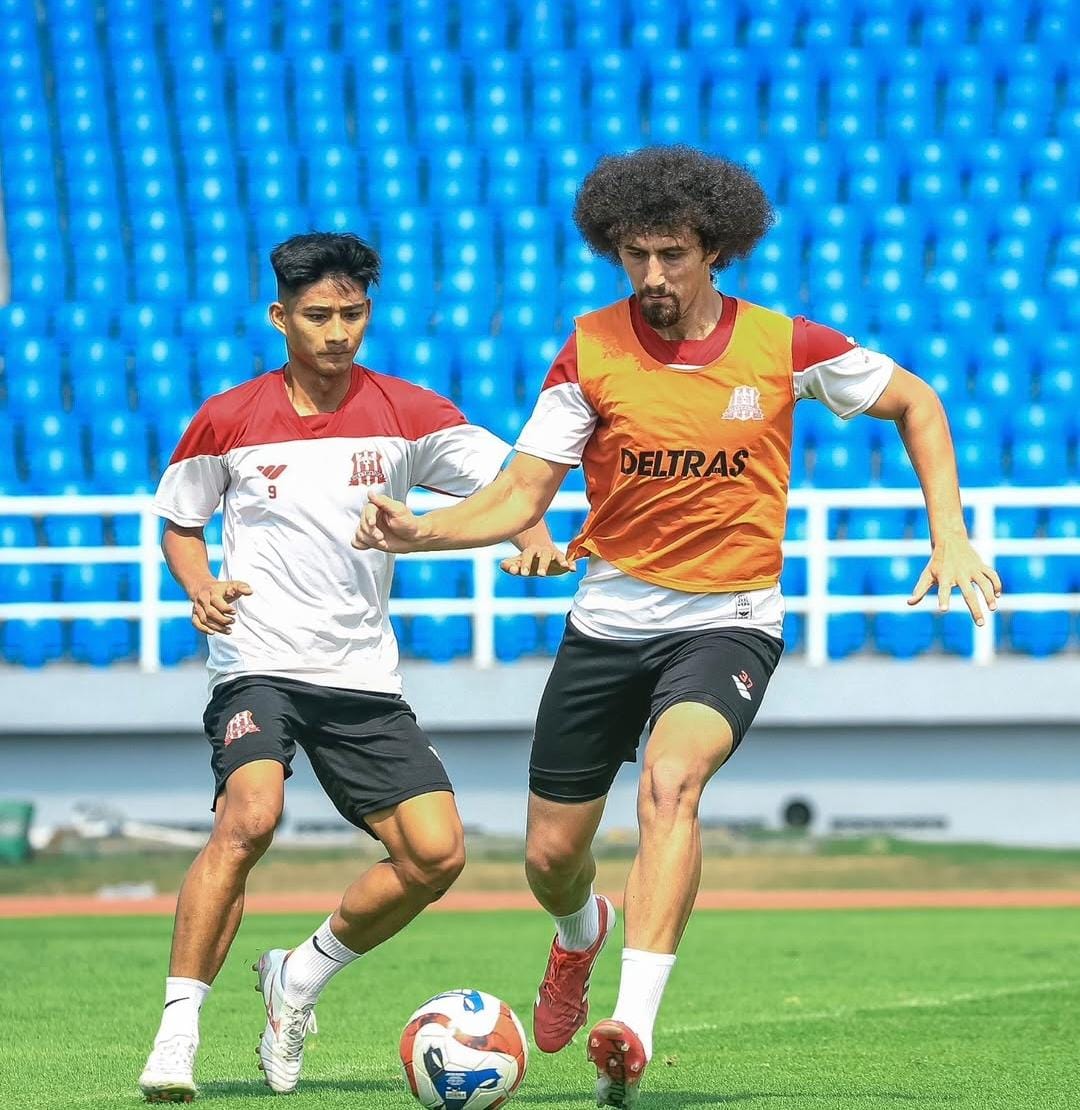EVALUASI: Pemain Deltras Sidoarjo saat latihan di Stadion Gelora Delta. (FOTO DELTRAS SIDOARJO)