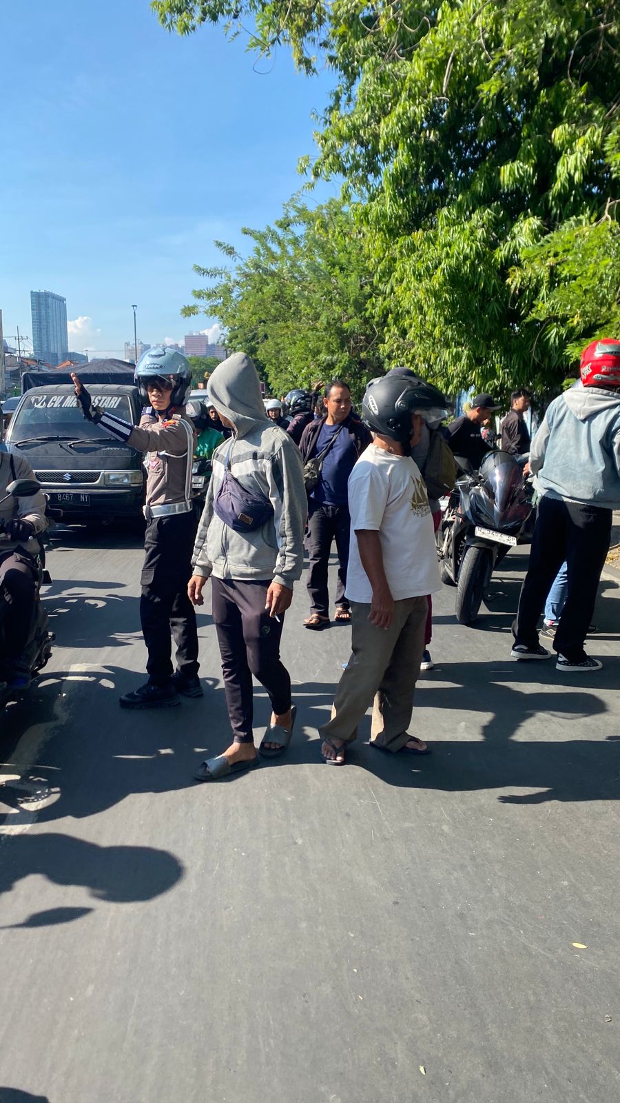 NAHAS: Lokasi kecelakaan korban dengan truk tangki di Jalan Raya Waru, Sidoarjo, Sabtu (27/9).