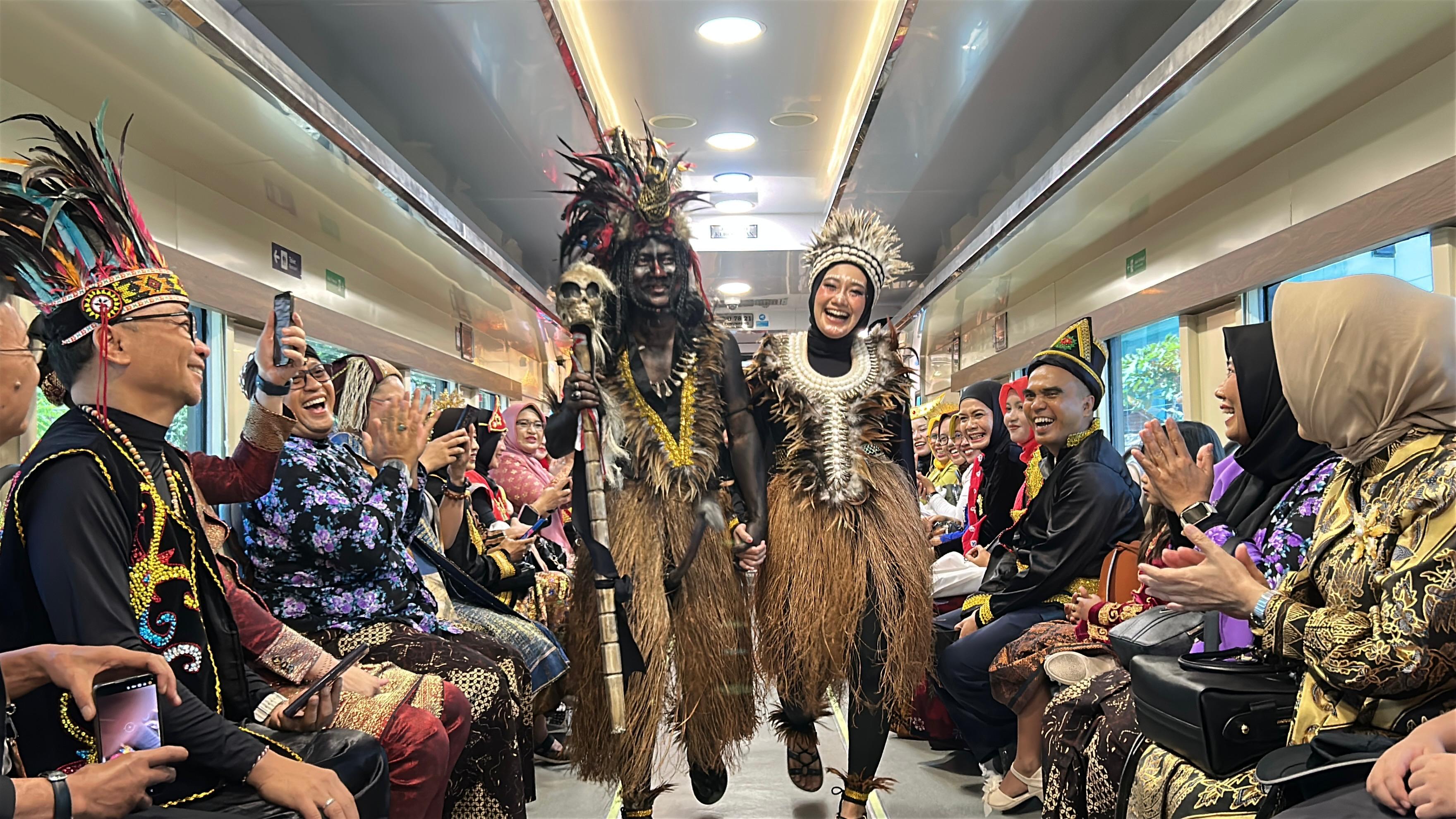 ANTUSIAS: Fashion Show Pakaian Adat Nusantara di dalam gerbong kereta api di Hari Kereta Api Indonesia di Stasiun Tulangan. (M SAIFUL ROHMAN/RADAR SIDOARJO)