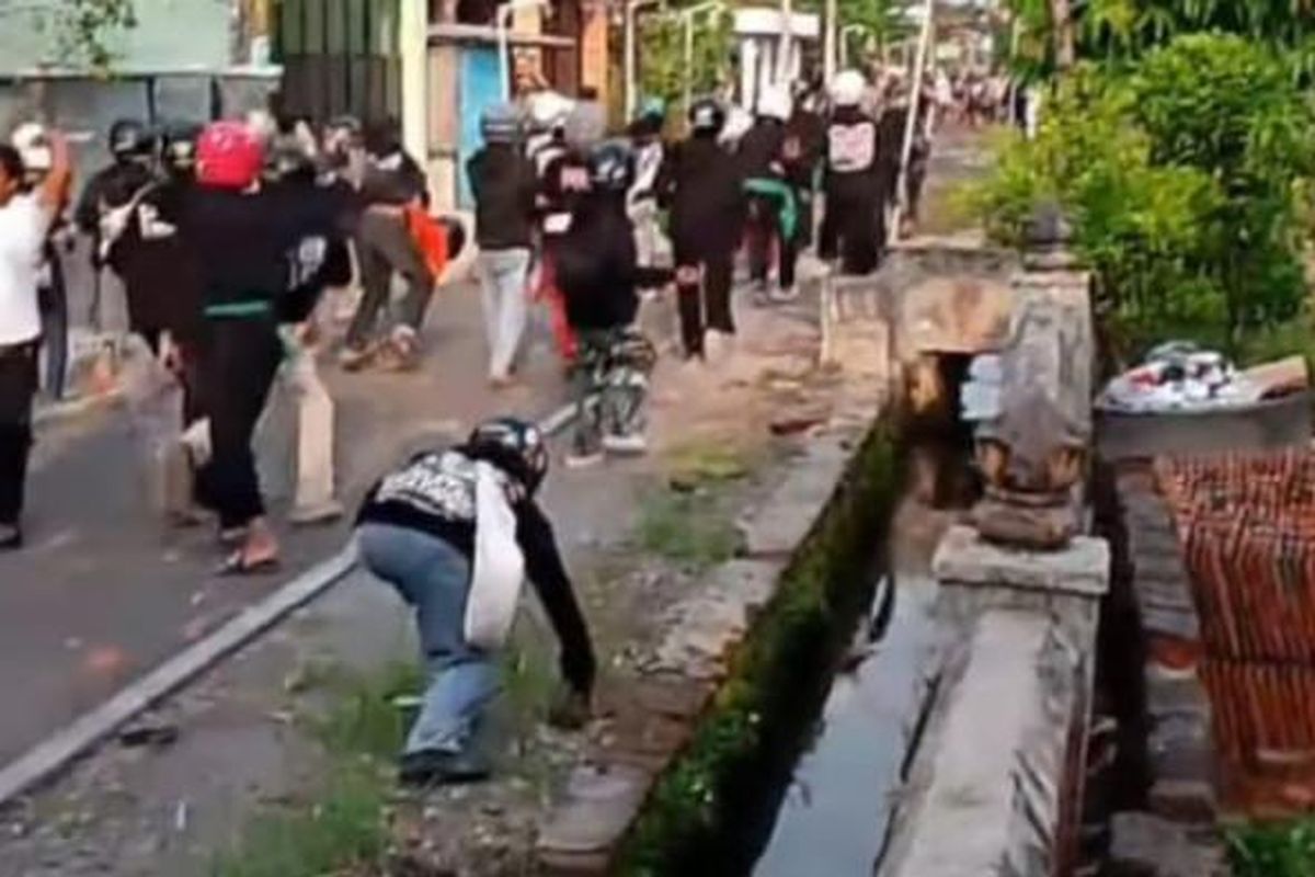 Istimewa Tangkapan layar rekaman video yang memperlihatkan suasana bentrokan warga dengan pesilat di Desa Toriyo, Sukoharjo, Jawa Tengah. (FOTO ISTIMEWA)
