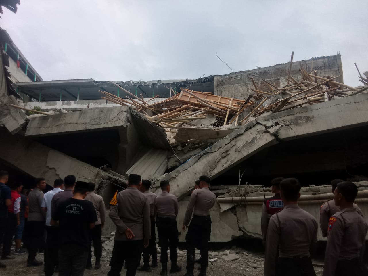 ROBOH: Kondisi musala tiga lantai yang roboh secara tiba-tiba di Buduran, Sidoarjo, Senin (29/9). (DIKY SANSIRI/RADAR SIDOARJO)