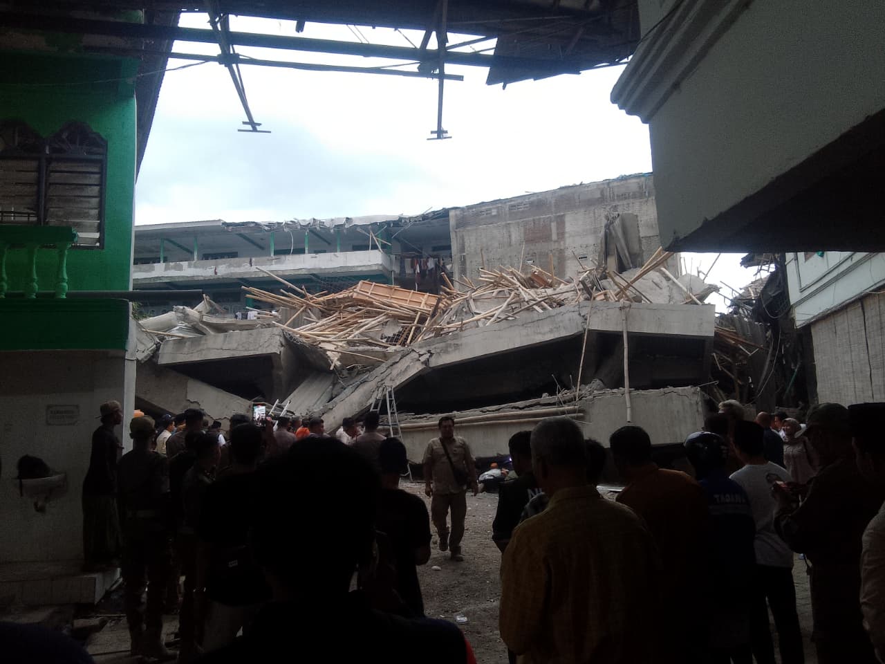PARAH: Bangunan Musala&nbsp;Pondok Pesantren Al-Khoziny ambruk. (DIKY PUTRA SANSIRI/RADAR SIDOARJO)
