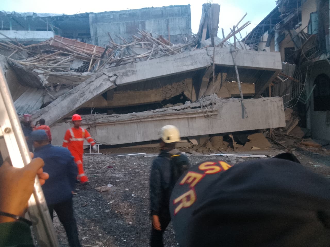 EVAKUASI: Kondisi bangunan Musala Ponpes Al Khoziny usai ambruk, Senin (29/9). (DIKY SANSIRI/RADAR SIDOARJO)
