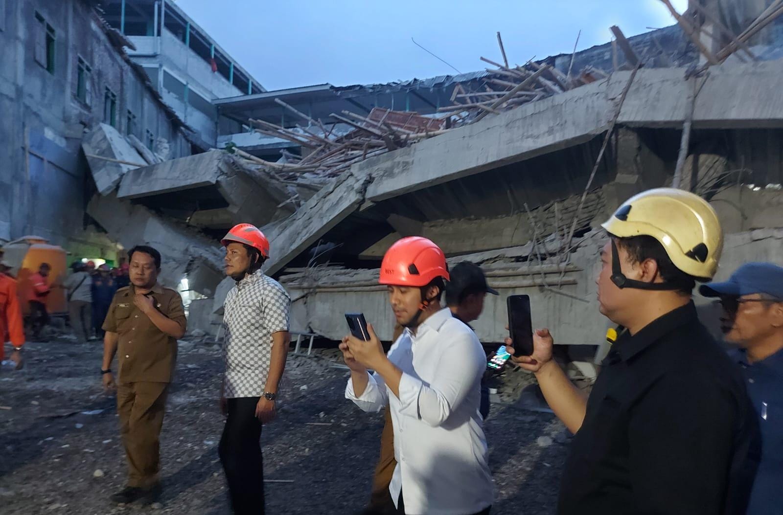 EVAKUASI : Wagub Jatim didampingi Bupati sedang meninjau proses evakuasi di Buduran, Sidoarjo, Senin (29/9). (DIKY PUTRA SANSIRI/RADAR SIDOARJO)