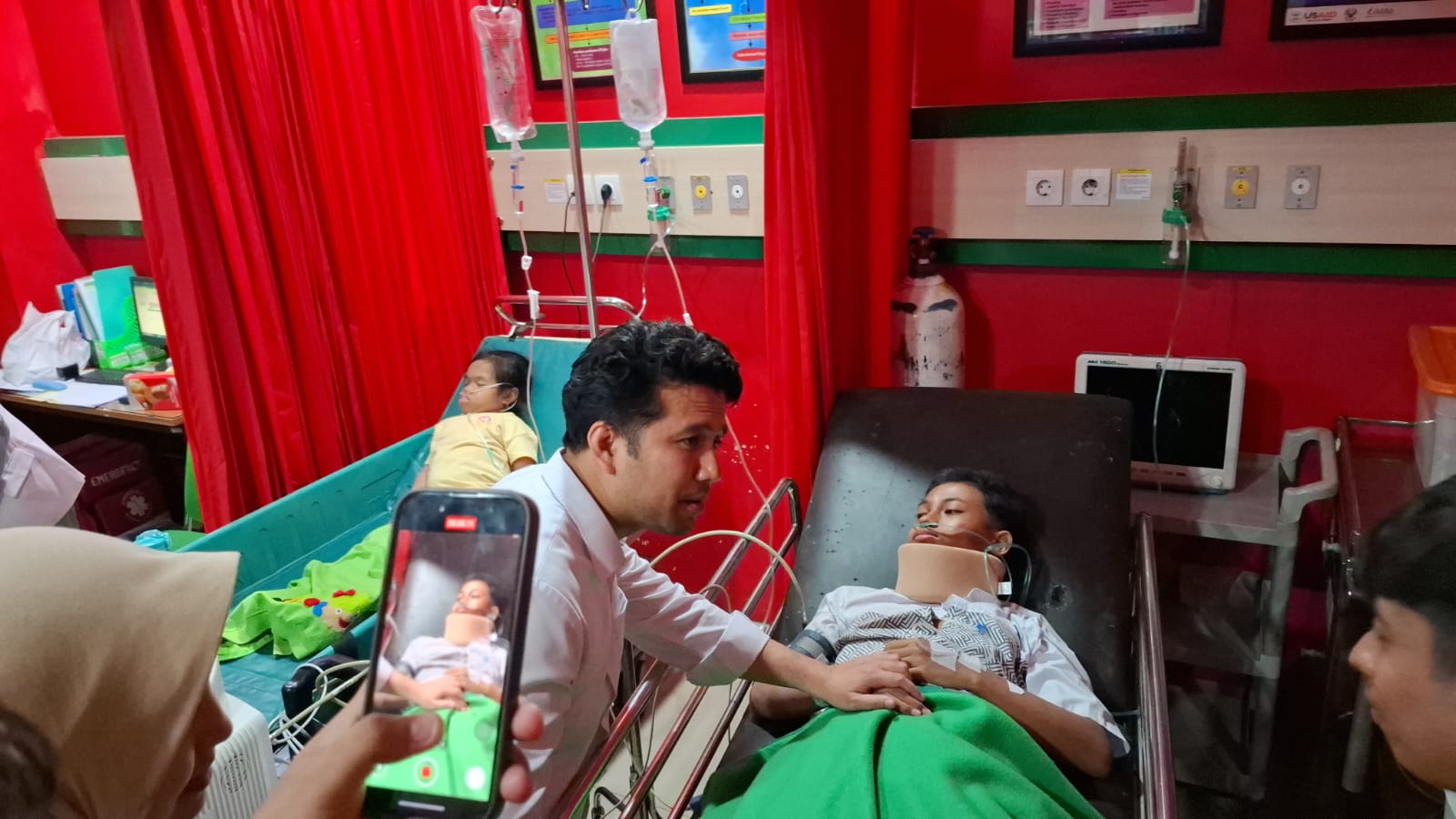 DIPANTAU TERUS: Wakil Gubernur Jawa Timur, Emil Elestianto Dardak saat menjenguk korban ambruknya bangunan Musala Pondok Pesantren Al-Khoziny Buduran. (M SAIFUL ROHMAN/RADAR SIDOARJO)