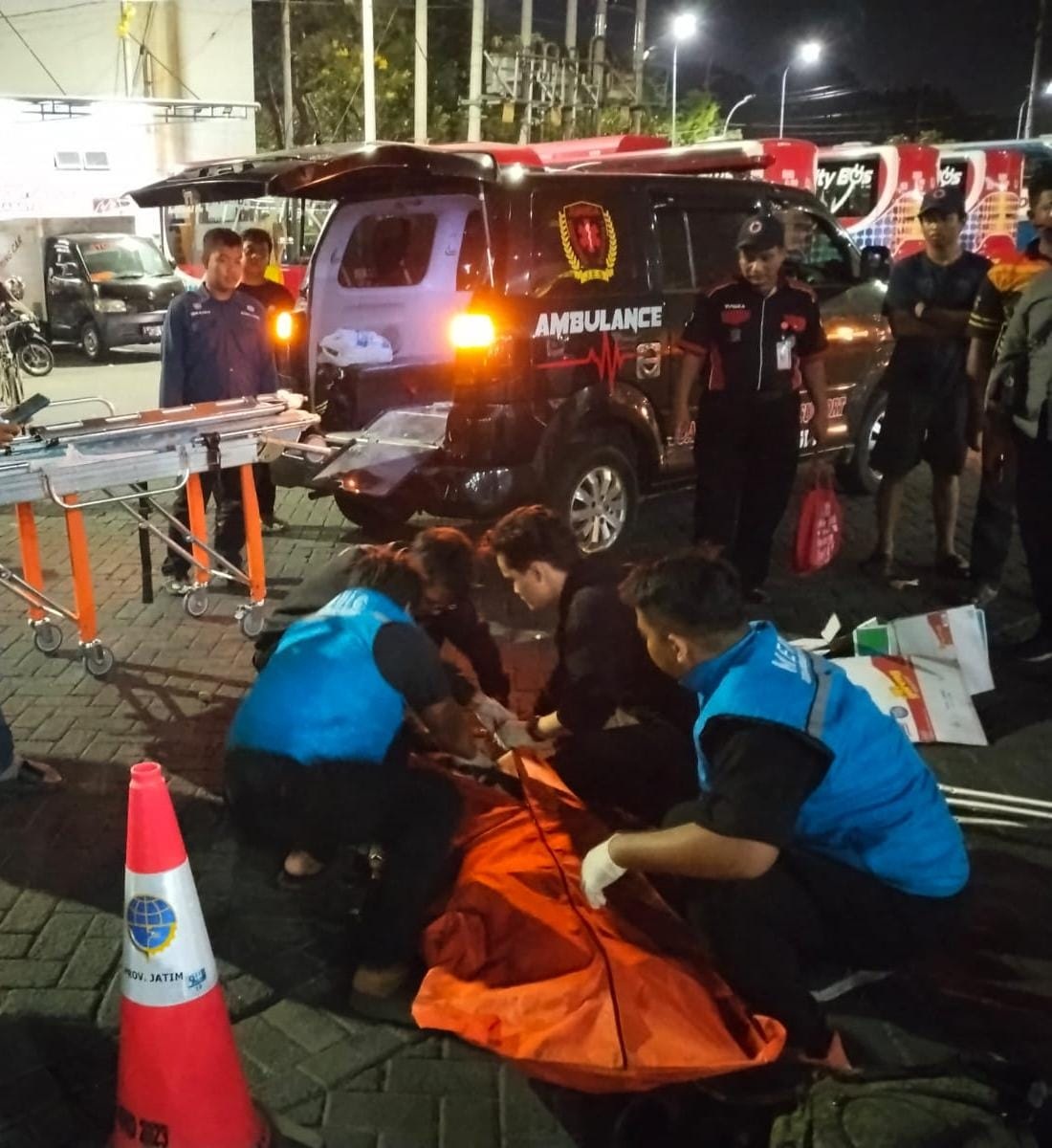 NAHAS: Kondisi korban usai terlibat kecelakaan dengan Suroboyo Bus di Terminal Purabaya, Minggu (28/9) malam.