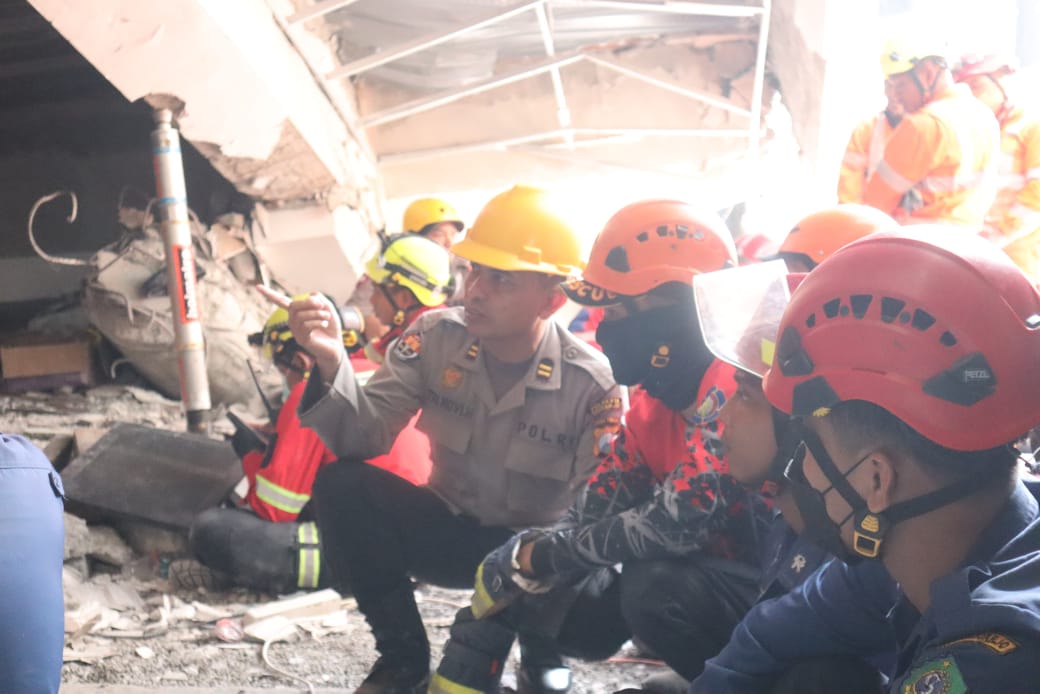 AMBRUK: Petugas sedang berupaya mengevakuasi korban yang terjebak, Selasa (30/9). (DIKY SANSIRI/RADAR SIDOARJO)
