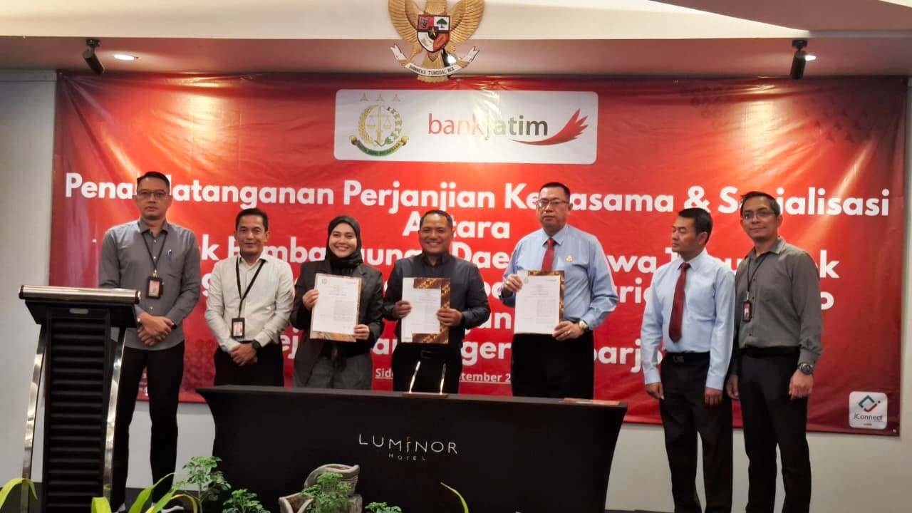 SINERGITAS: Pimpinan Bank Jatim Sidoarjo Suyatno (tengah) Kepala Cabang Syariah Sidoarjo, Siti Umi Hanik (tiga dari kiri) dan Kepala Kejari Sidoarjo, Zaidar Rasepta menjalin perjanjian kerja sama.