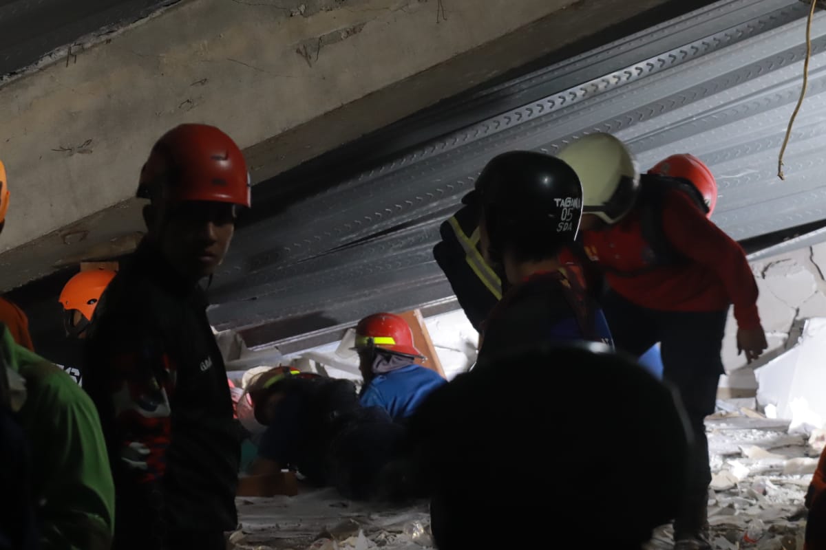 HATI-HATI: Petugas gabungan melakukan proses evakuasi. (SURYANTO/RADAR SIDOARJO)