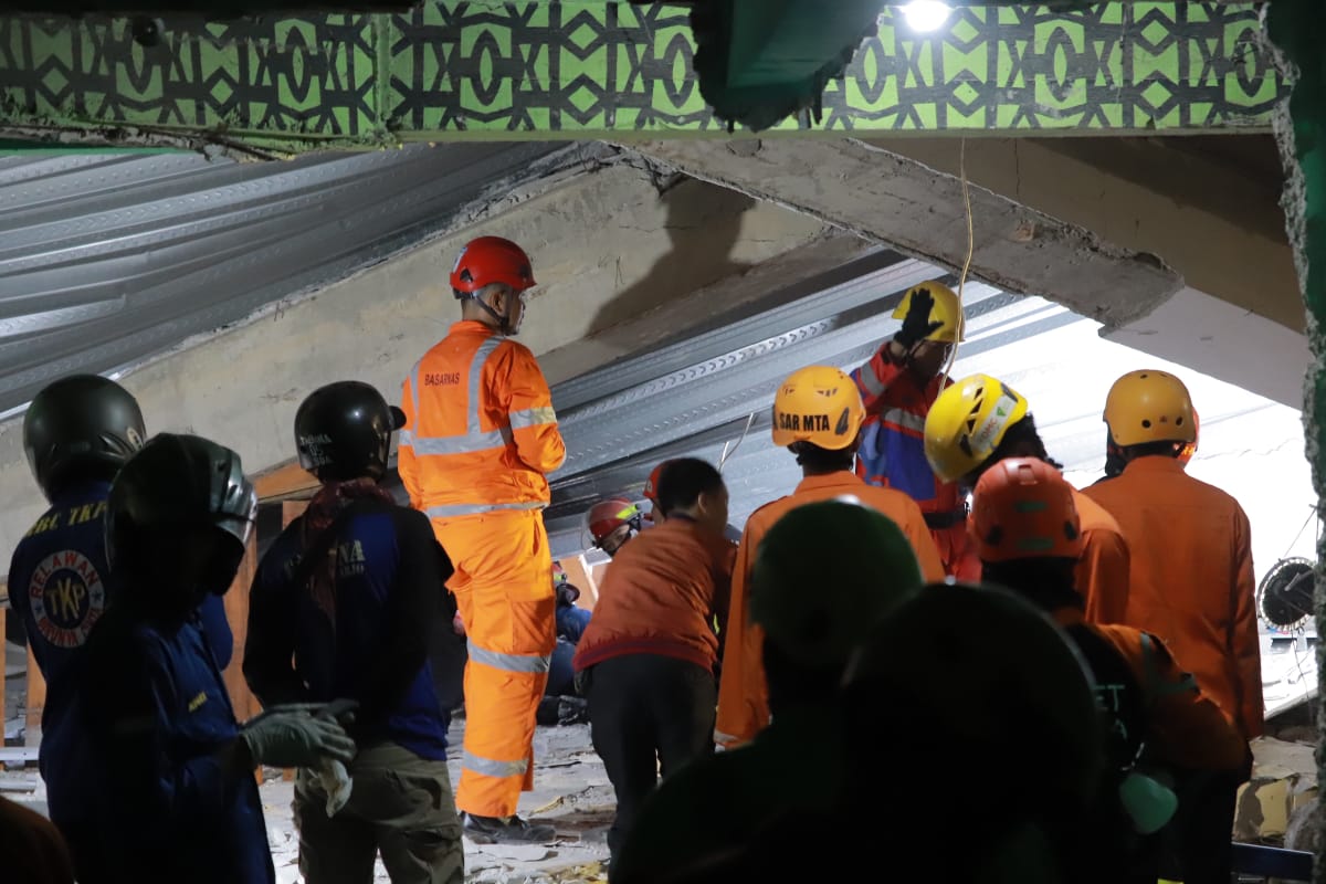 GERAK CEPAT: Evakuasi korban dilakukan secara cermat. (SURYANTO/RADAR SIDOARJO)