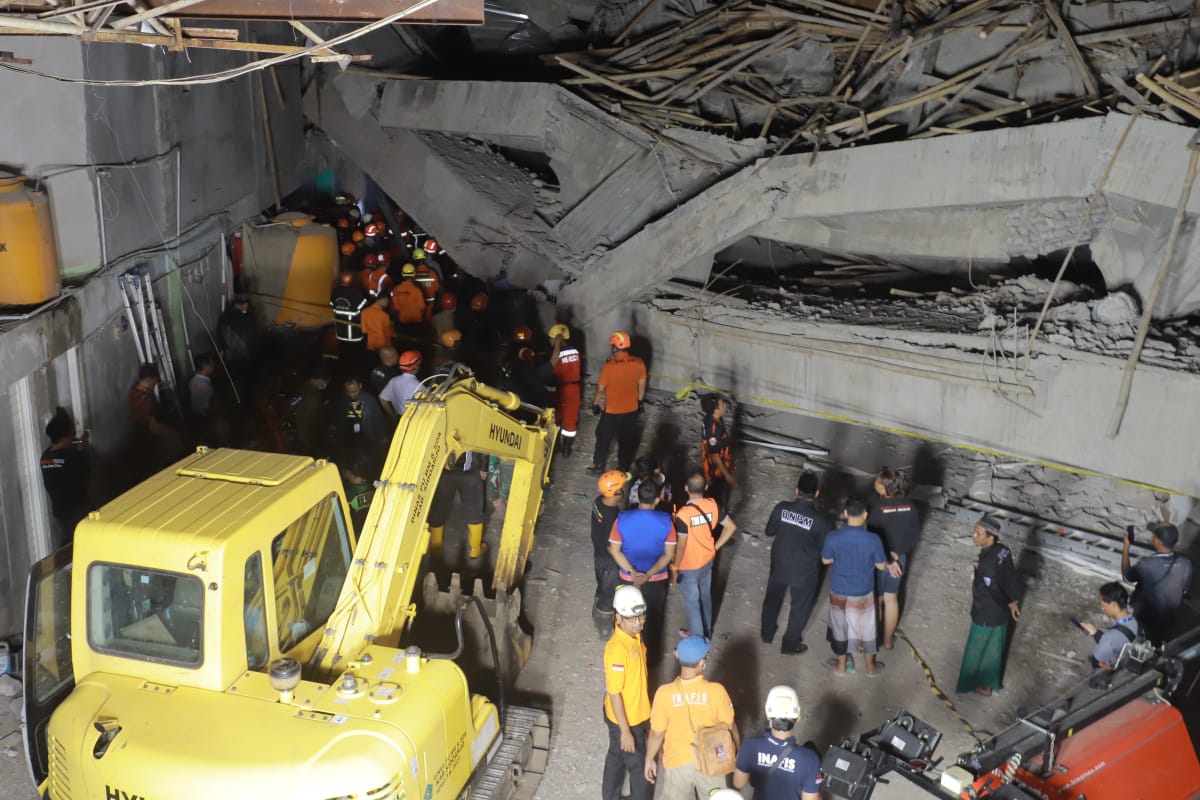 PAKAI ESKAVATOR: Proses evakuasi korban Musala Ponpes Al Khoziny yang ambruk terus dilakukan. (SURYANTO/RADAR SIDOARJO)