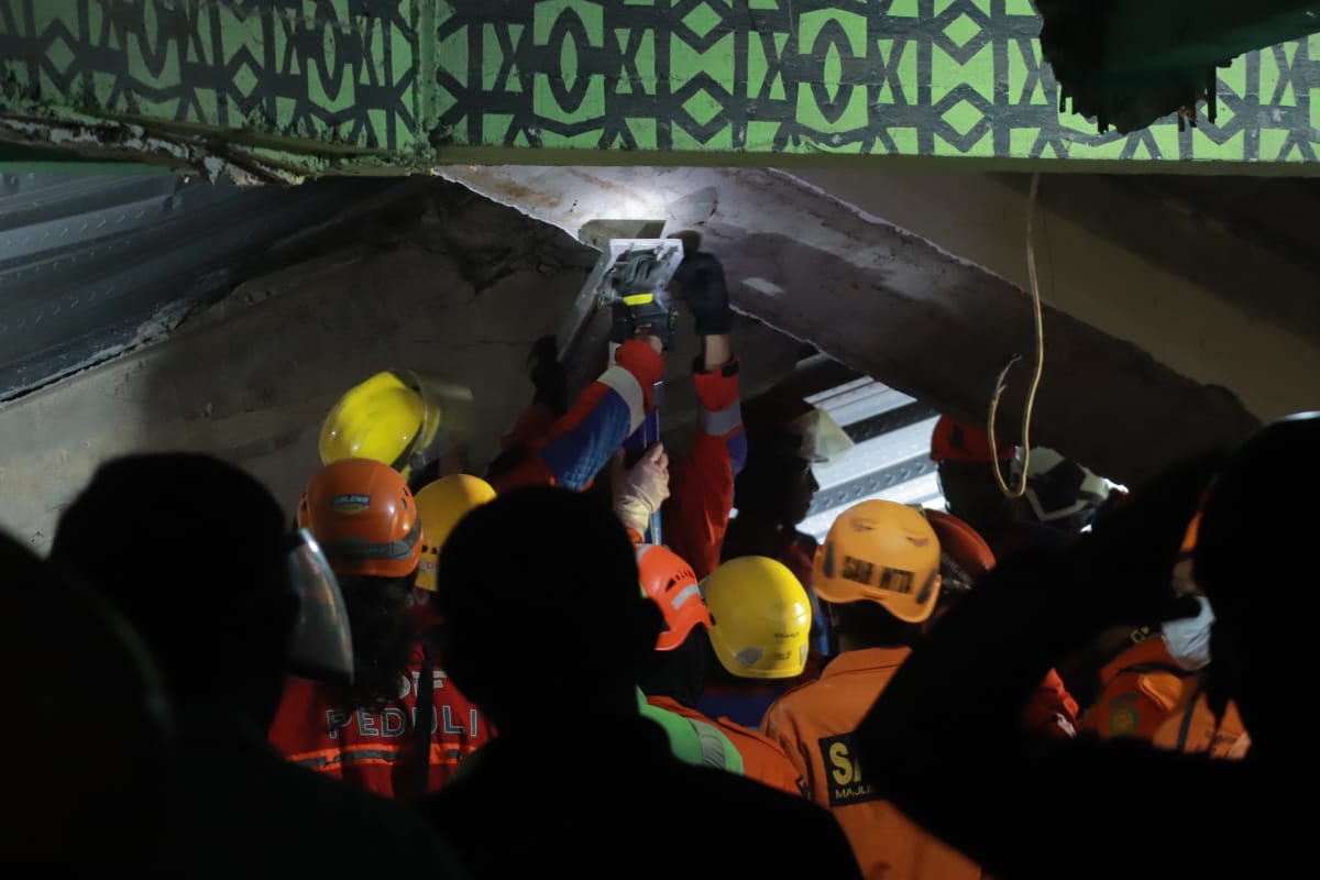 SEGALA CARA: Penerangan diperlukan untuk membantu evakuasi korban.  (SURYANTO/RADAR SIDOARJO)