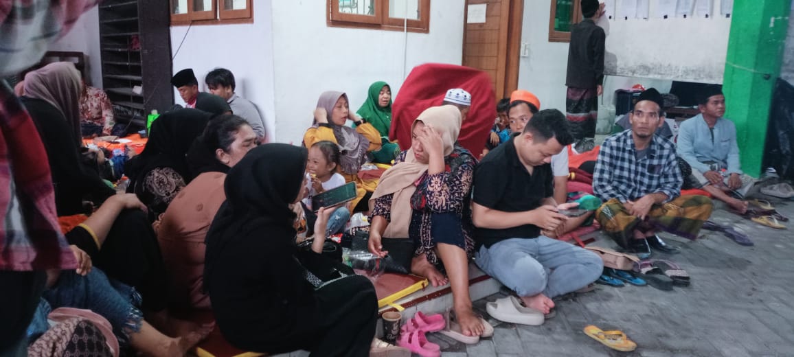 CEMAS: Keluarga korban menunggu kabar baik dari Pondok Pesantren Al-Khoziny, Buduran. (M SAIFUL ROHMAN/RADAR SIDOARJO)