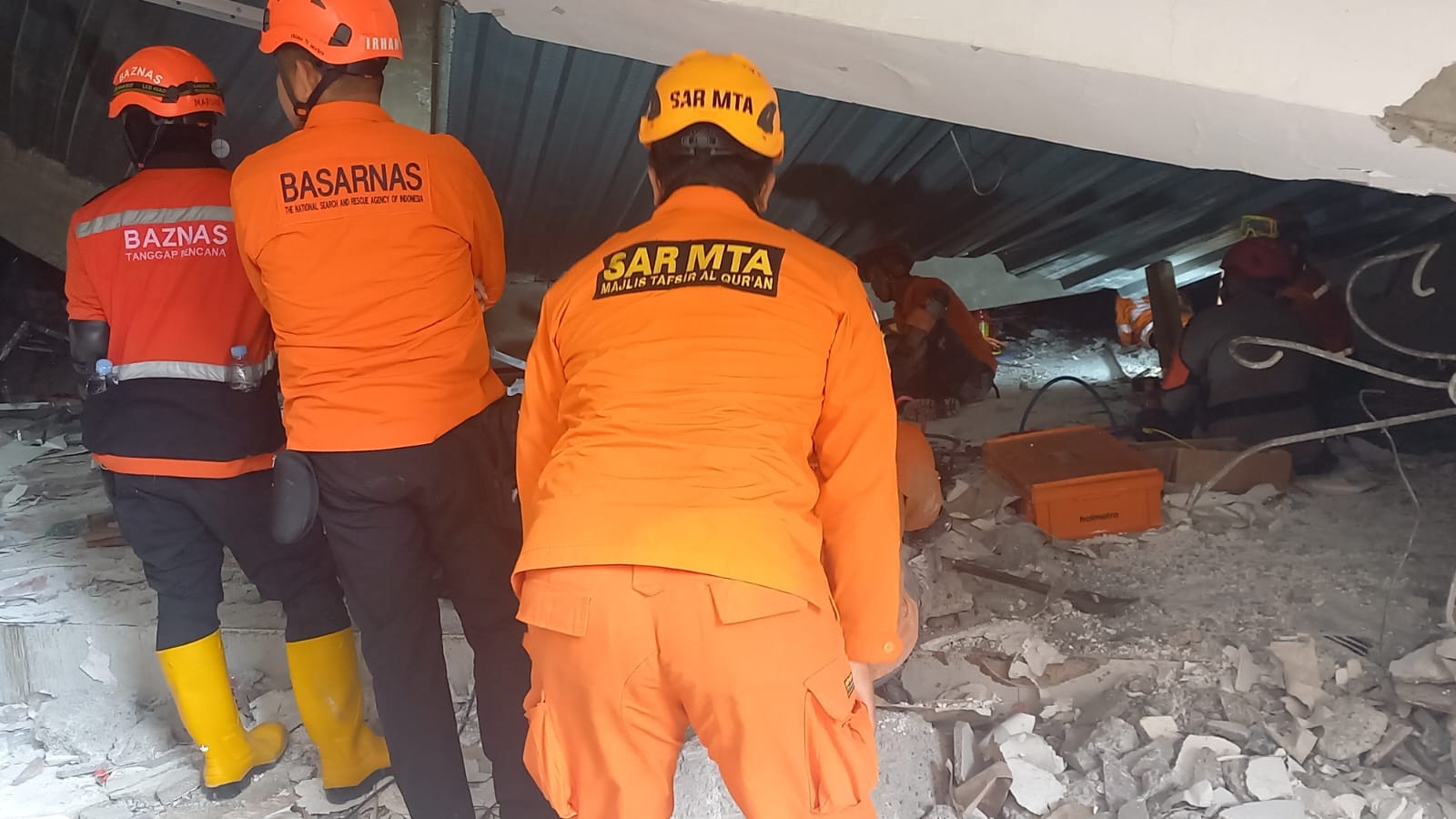 TAK KENAL LELAH: Tim SAR MTA Sidoarjo terus memantau kondisi korban reruntuhan di Ponpes Al Khoziny, Buduran.  &nbsp;