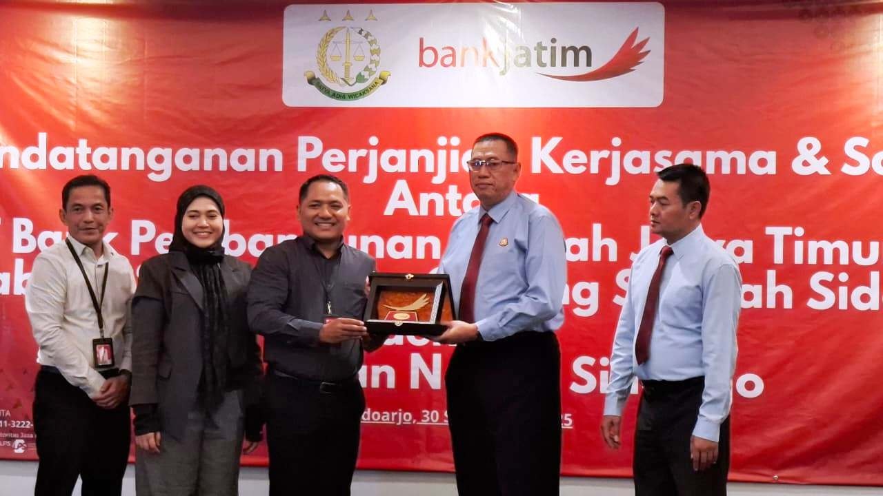 KOLABORASI: Pimpinan Bank Jatim Sidoarjo Suyatno (tengah) Kepala Cabang Syariah Sidoarjo, Siti Umi Hanik (dua dari kiri) dan Kepala Kejari Sidoarjo, Zaidar Rasepta usai penandatangan kerja sama.