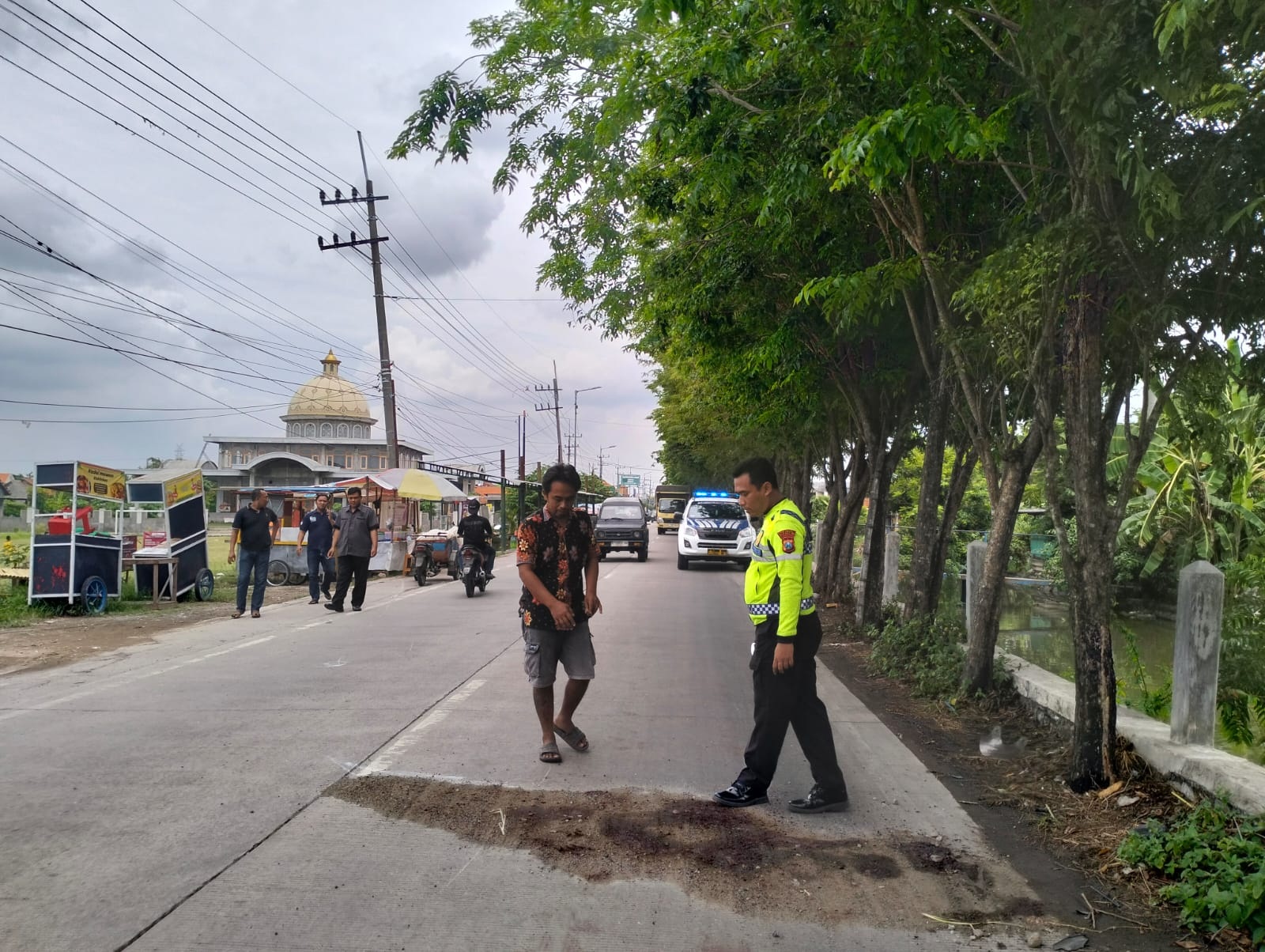 TRAGIS: Polisi lakukan olah TKP di Jalan Raya Desa Junwangi, tepat di depan Lapangan Bola Kecamatan Krian, Sidoarjo, Selasa (30/9) pagi.