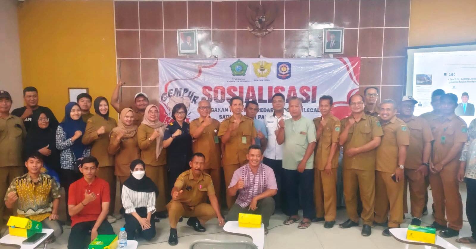 KOMITMEN: Suasana sosialisasi penegakan hukum peredaran rokok ilegal di Balongbendo, Sidoarjo.  &nbsp;