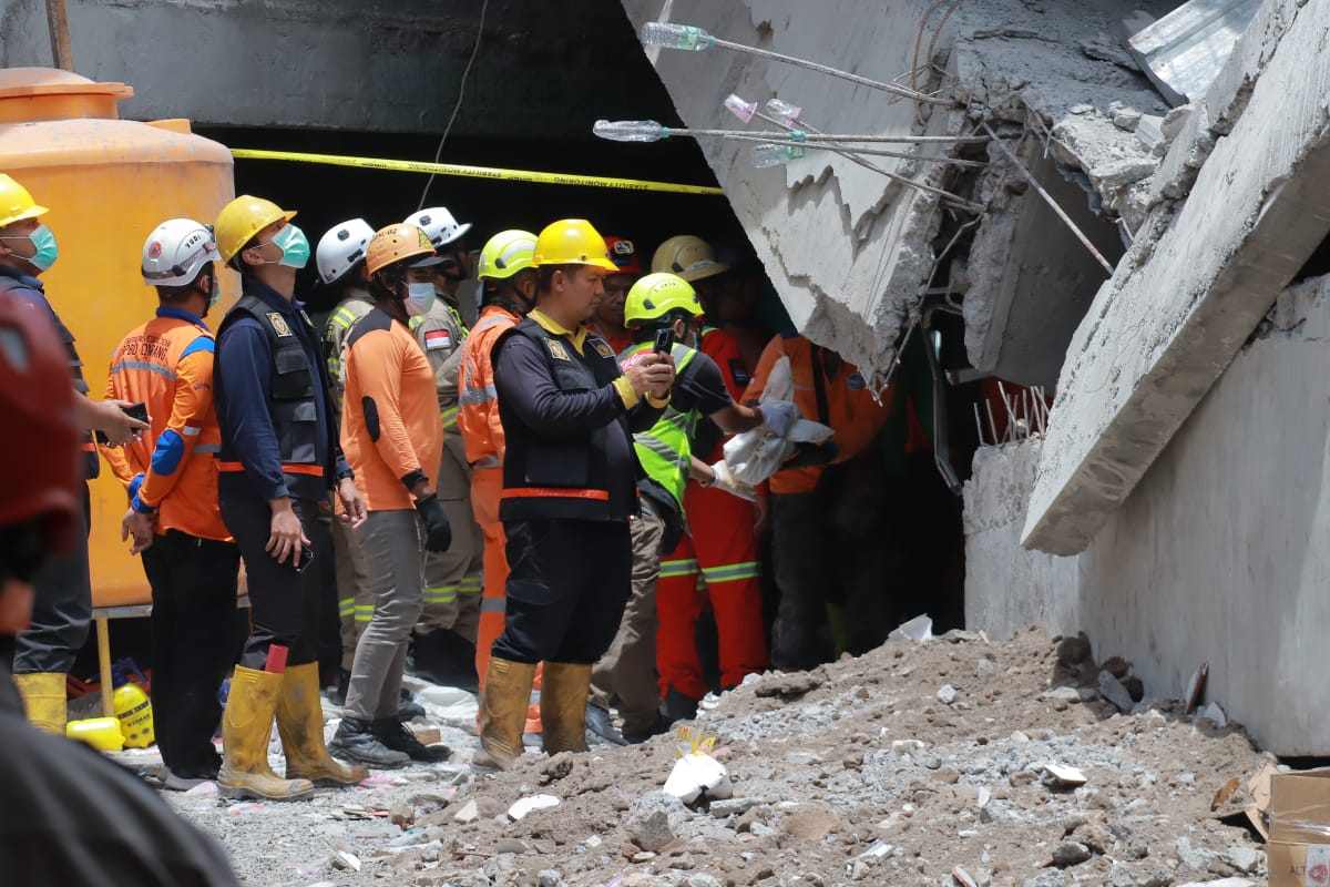 BUTUH WAKTU: Basarnas dan tim gabungan mendeteksi 15 titik lokasi korban reruntuhan di Musala Ponpes Al-Khoziny. (DIKY PUTRA SANSIRI/RADAR SIDOARJO)