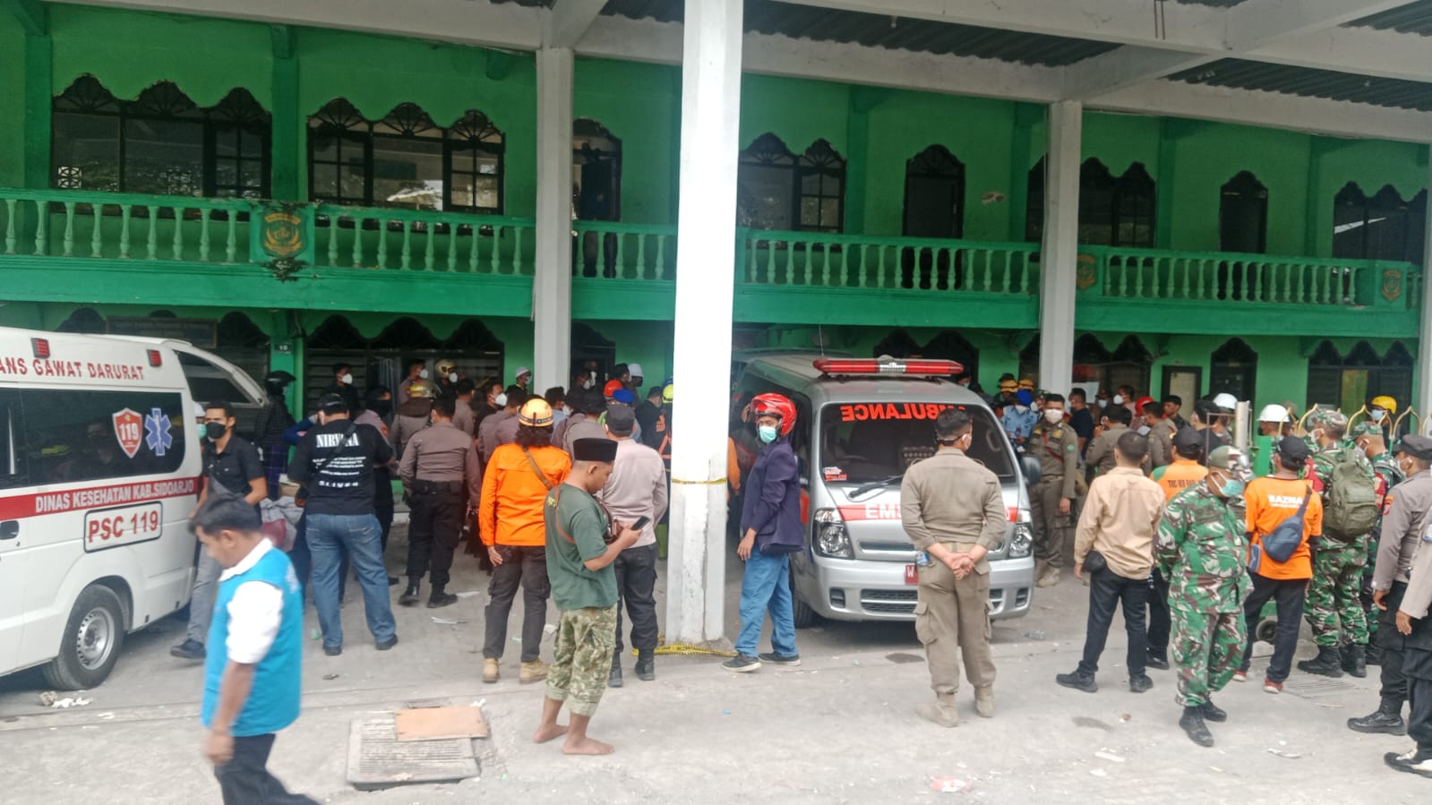 DITEMUKAN: Ambulans mengangkut korban yang berhasil dievakuasi di Ponpes Al Khoziny Buduran Sidoarjo, Rabu (1/10). (RUDI/RADAR SIDOARJO)