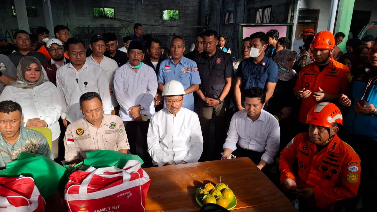 TINJAU LOKASI: Menteri Sosial RI, Saifullah Yusuf (helm putih) saat meninjau dapur umum Ponpes Al-Khoziny. (M SAIFUL ROHMAN/RADAR SIDOARJO)  &nbsp;