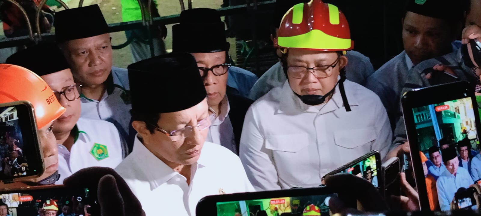 BERDUKA: Menteri Agama RI, Nasarudin Umar saat mengunjungi Ponpes Al-Khoziny, Buduran. (M SAIFUL ROHMAN/RADAR SIDOARJO)