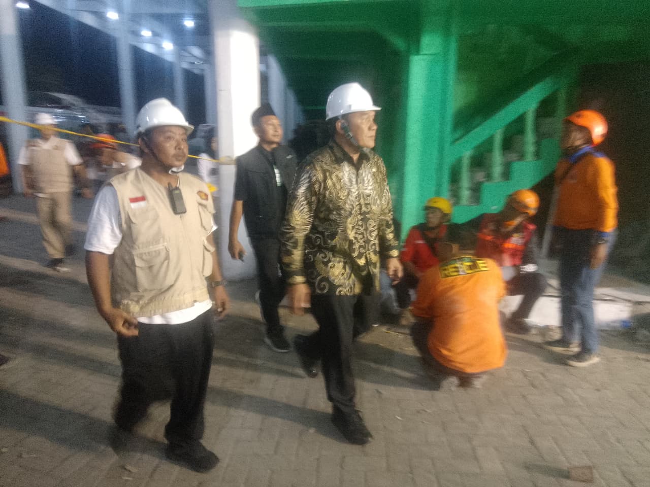 PEDULI: BHS saat mengunjungi dapur umum di Ponpes Al Khoziny, Buduran, Selasa (30/9) malam. (DIKY SANSIRI/RADAR SIDOARJO)
