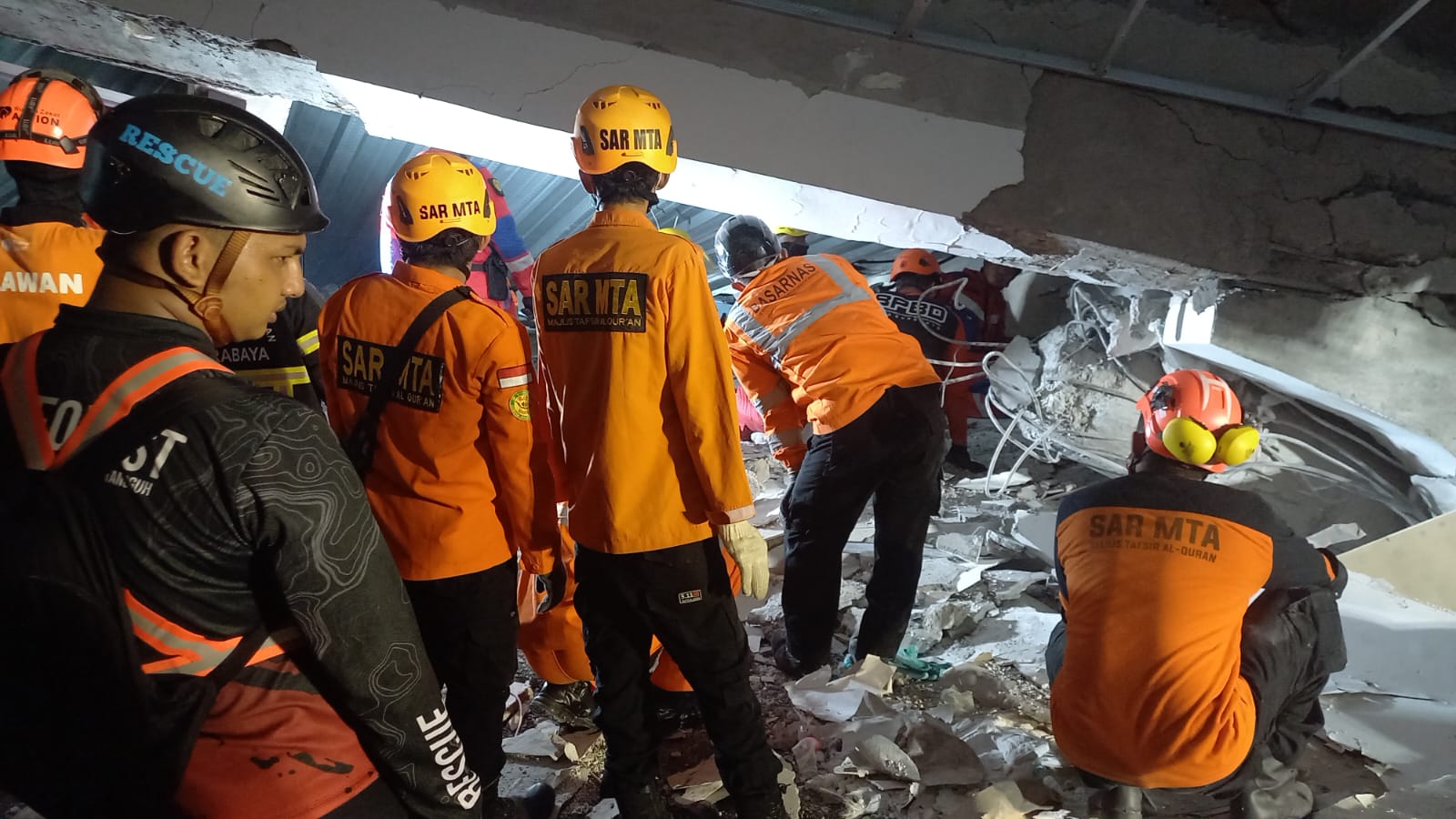 BERJIBAKU: Tim SAR gabungan sedang melakukan upaya proses pencarian korban tertimbun reruntuhan.