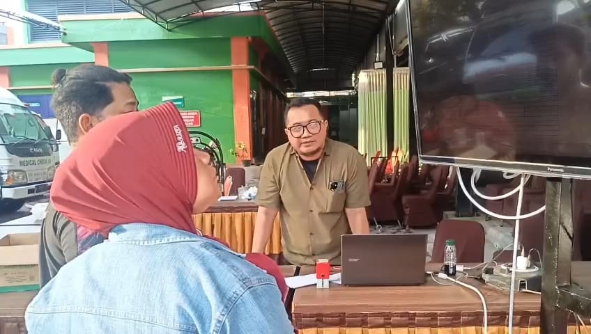 UPDATE TERKINI: Keluarga korban saat mendatangi posko di RSI Siti Hajar. (M SAIFUL ROHMAN/RADAR SIDOARJO)
