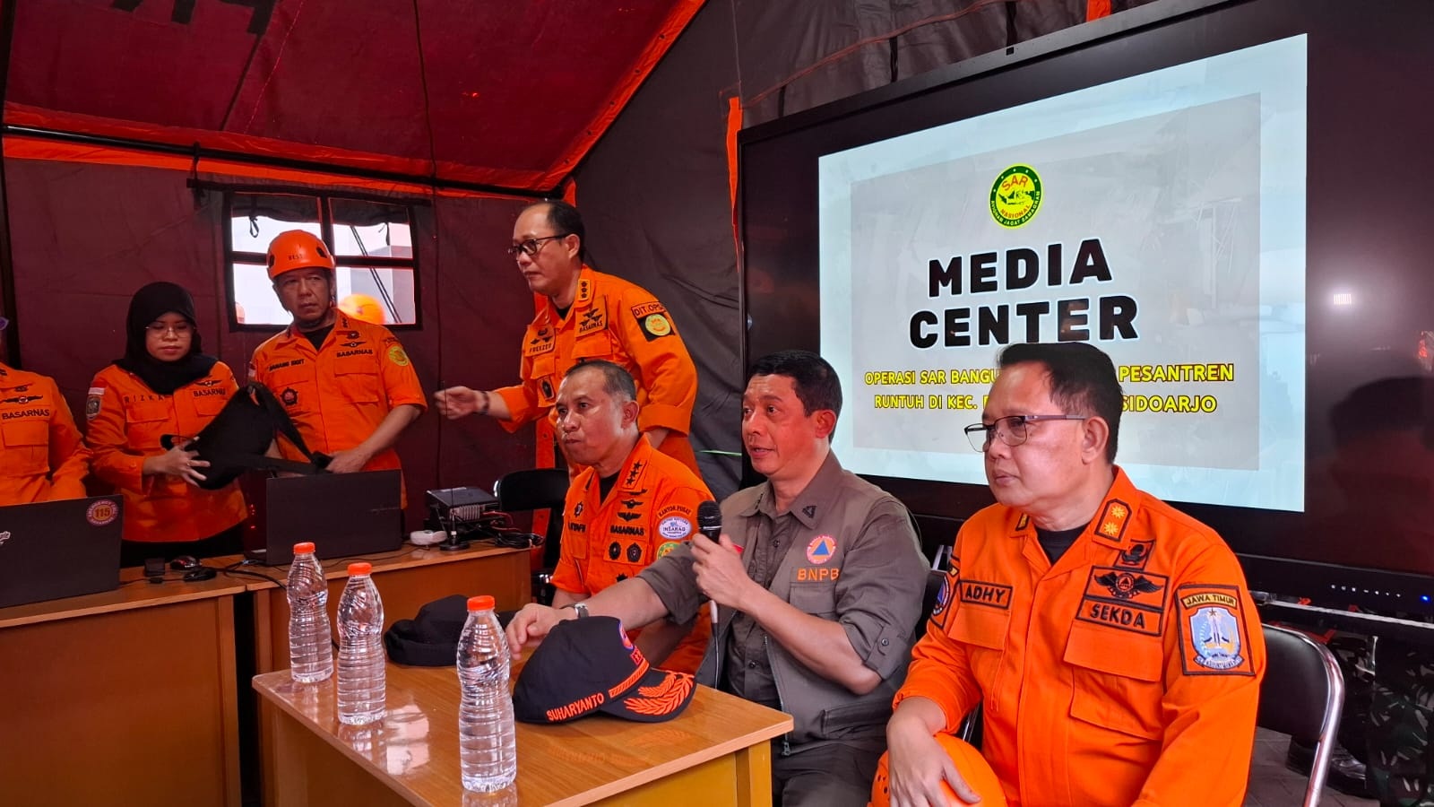 PRIHATIN: Kepala BNPB, Letjend TNI Suharyanto (dua dari kanan) saat konpers di lokasi. (M SAIFUL ROHMAN/RADAR SIDOARJO)