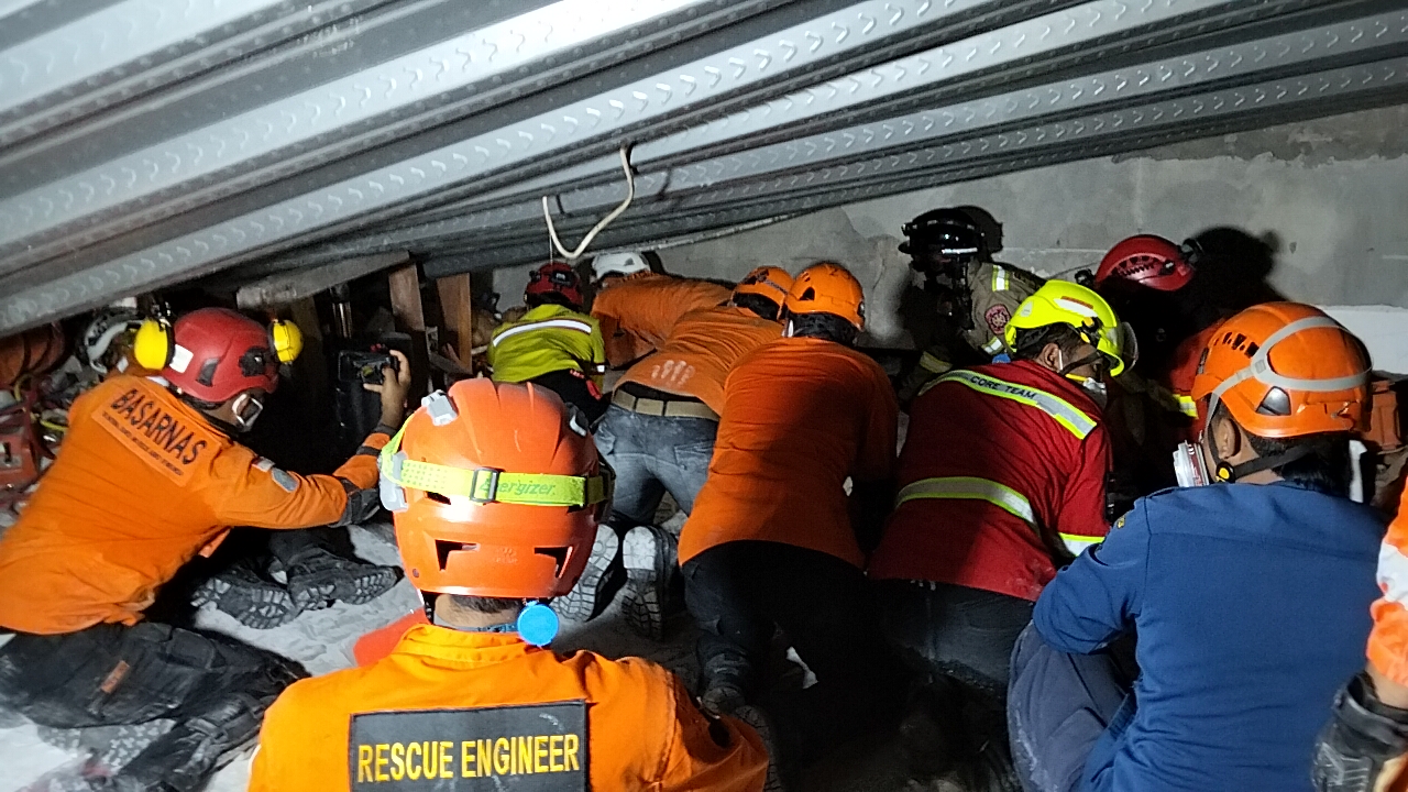 BUTUH WAKTU: Proses evakuasi korban ambruknya Musala Ponpes Al-khoziny, Buduran.