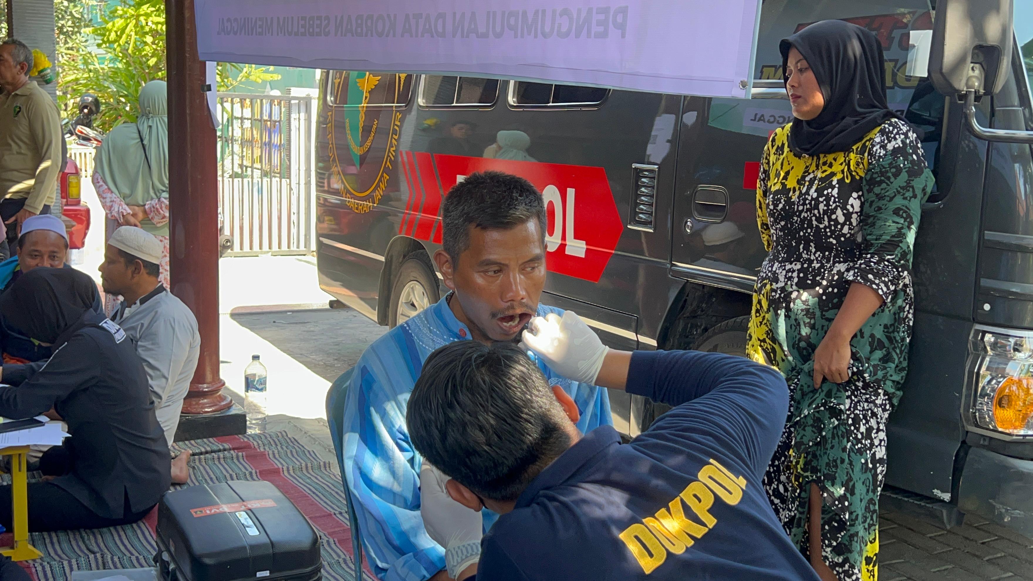 MEMPERCEPAT: Proses pengumpulan DNA keluarga santri yang masih tertimbun reruntuhan di Ponpes Al Khoziny, Buduran, Kamis (2/10).