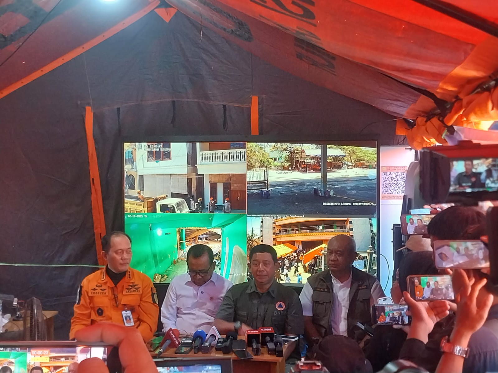 EVAKUASI: Kepala BNPB, Letjen TNI Dr. Suharyanto (dua dari kanan) saat konferensi pers.
