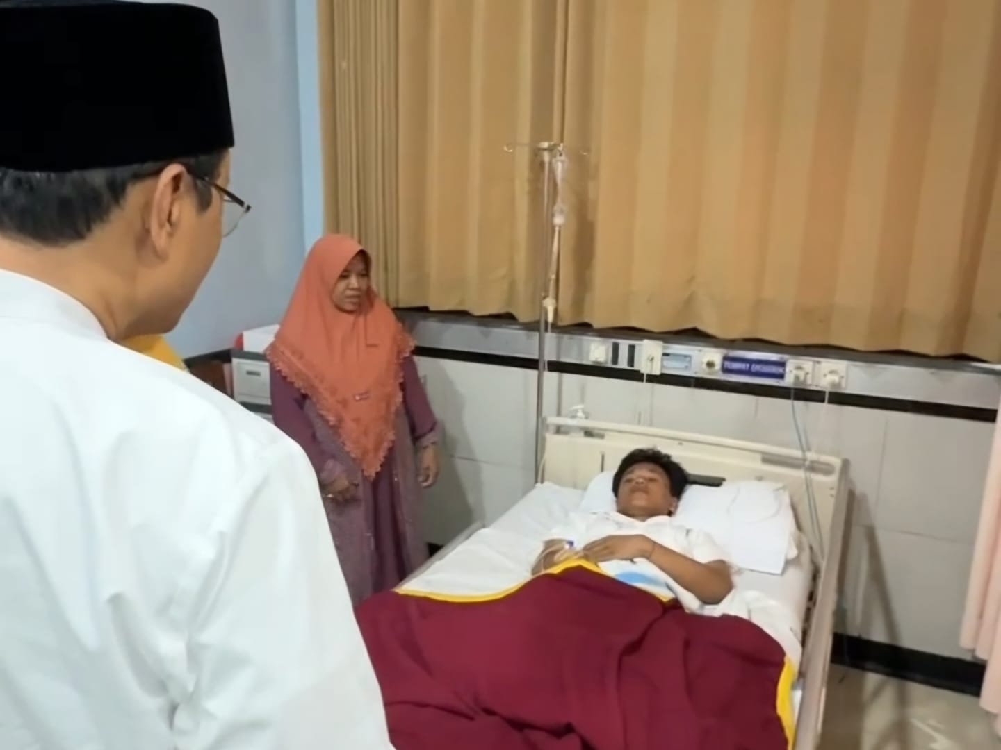 PEMULIHAN: Salah satu korban yang sedang dirawat di RSUD RT Notopuro.