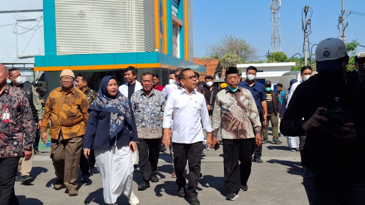 FASILITAS TERBAIK: Menteri Koordinator Bidang Pembangunan Manusia dan Kebudayaan Pratikno saat meninjau RS Siti Khadijah, Sepanjang. (M SAIFUL ROHMAN/RADAR SIDOARJO)