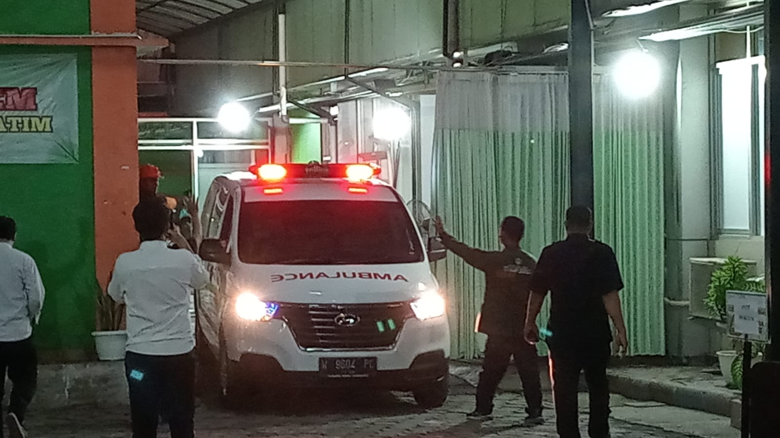 DIPINDAH: RSI Siti Hajar kedatangan jenazah korban ambruknya musala Ponpes Al-Khoziny. Saat ini identifikasinya dialihkan ke RS Bhayangkara Polda Jatim. (M SAIFUL ROHMAN/RADAR SIDOARJO)