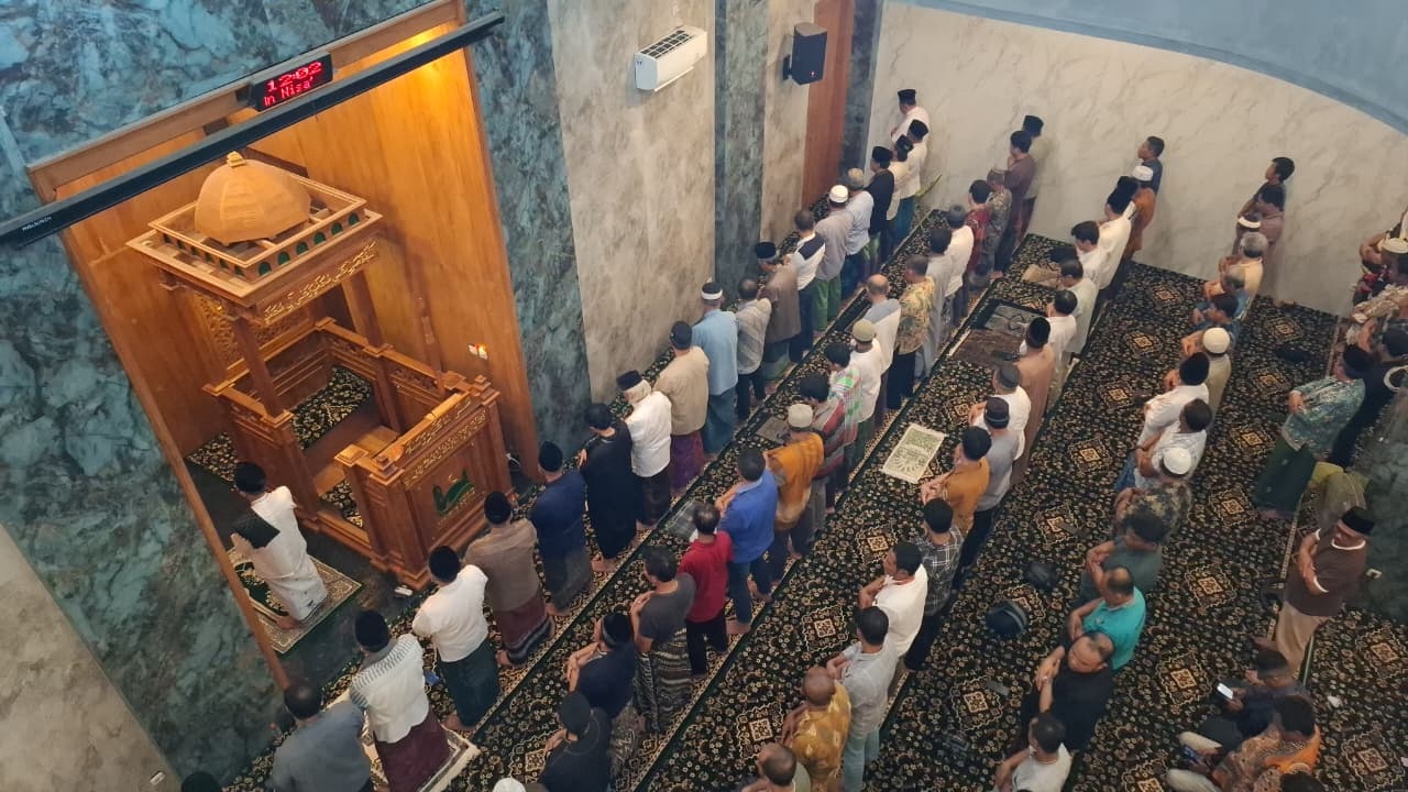 DOA BERSAMA: Warga Sidoarjo menggelar salat gaib di Masjid Majelis Dzikir Pondok Mutiara. (M SAIFUL ROHMAN/RADAR SIDOARJO)