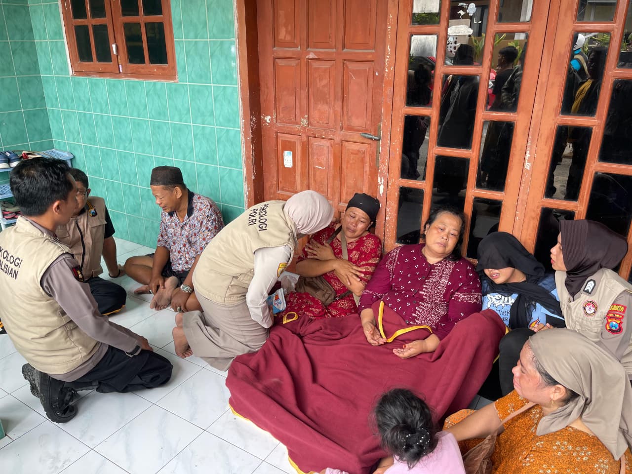 CEMAS: Wali santri sedang menunggu kabar ditemukannya korban di Ponpes Al Khoziny Buduran Sidoarjo.