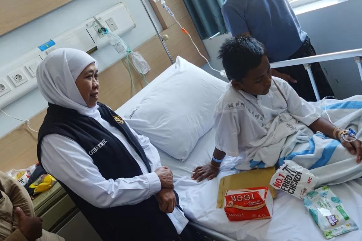 MUKJIZAT: Salah satu korban selamat dari ambruknya gedung Ponpes Al-Khoziny, Buduran, Alfatih Cakrabuana saat dijenguk Gubernur Jatim Khofifah Indar Parawansa.