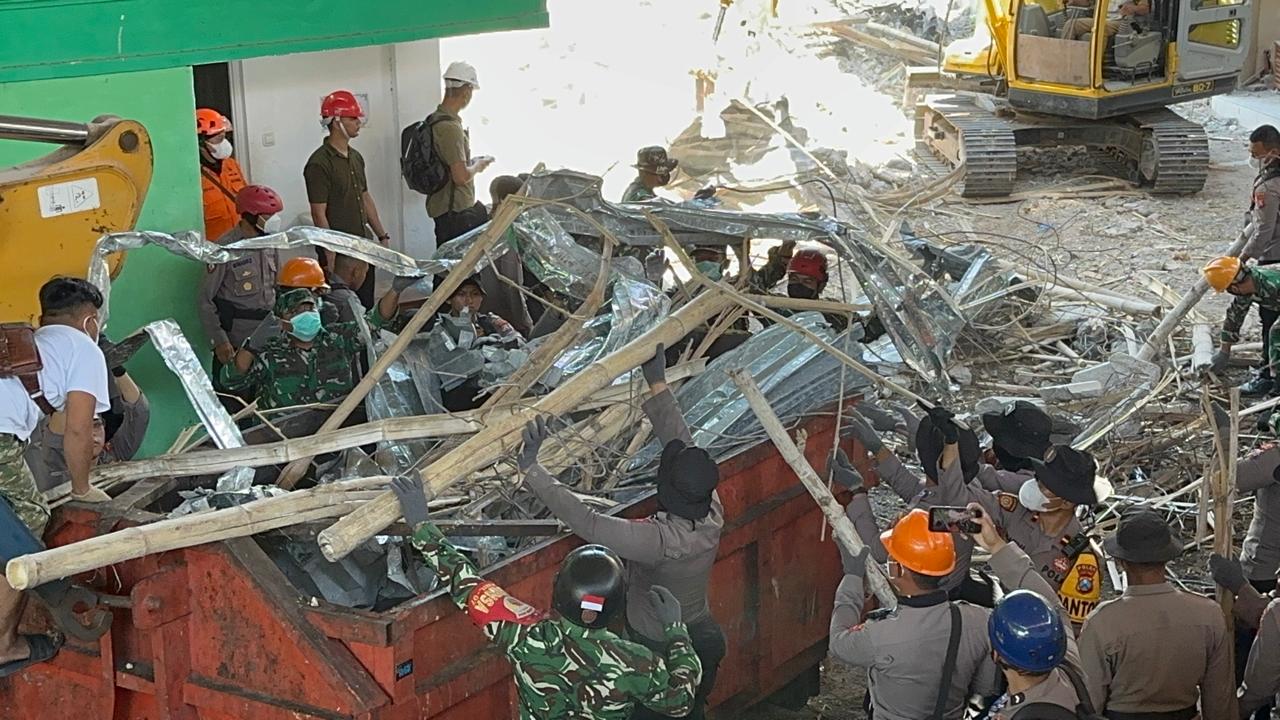 BERJIBAKU: Personel gabungan sedang membersihkan puing-puing bangunan, Sabtu (4/10), (foto diambil pukul 10.00).