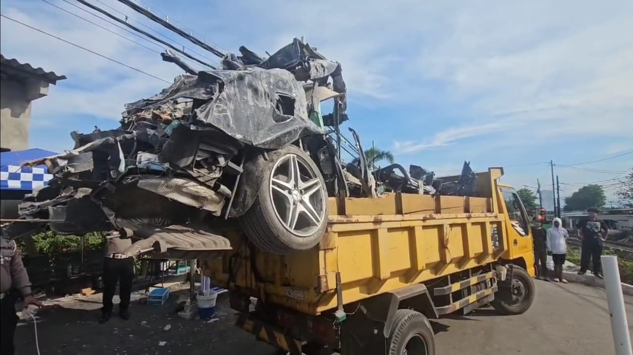 RINGSEK: Mobil Mercy dievakuasi usai tertimpa reruntuhan bangunan, Sabtu (4/10).