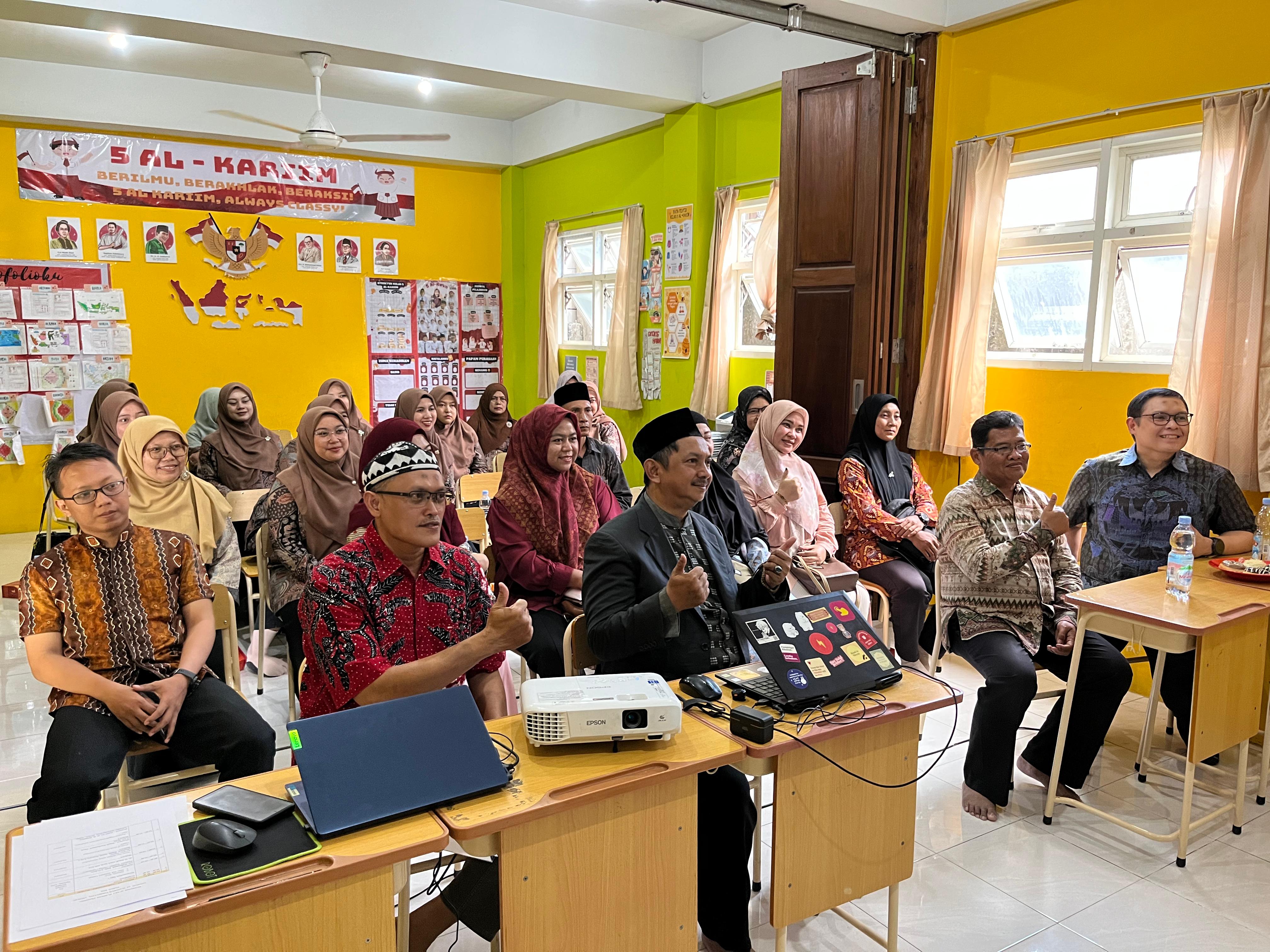 SINERGIS: Para peserta guru SDI pengajar LPQ pengurus yayasan serta perwakilan walimurid SDI Tarbiyatul Ummah dalam kegiatan In House Training. (ANAS/ RADAR SIDOARJO)