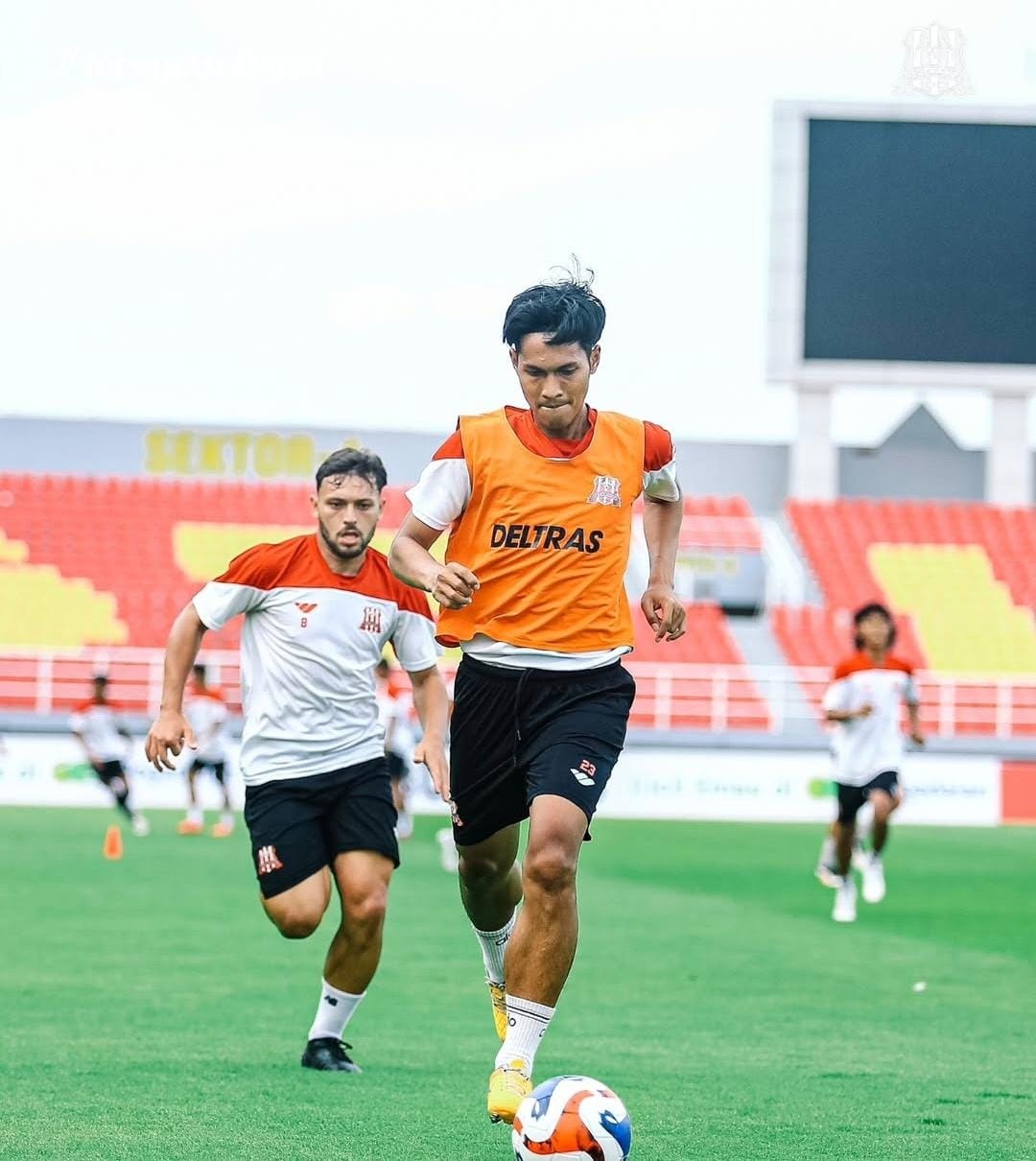 SEMANGAT: Para pemain Deltras Sidoarjo saat menjalani latihan di Stadion Gelora Delta, Sidoarjo. (FOTO DELTRAS)
