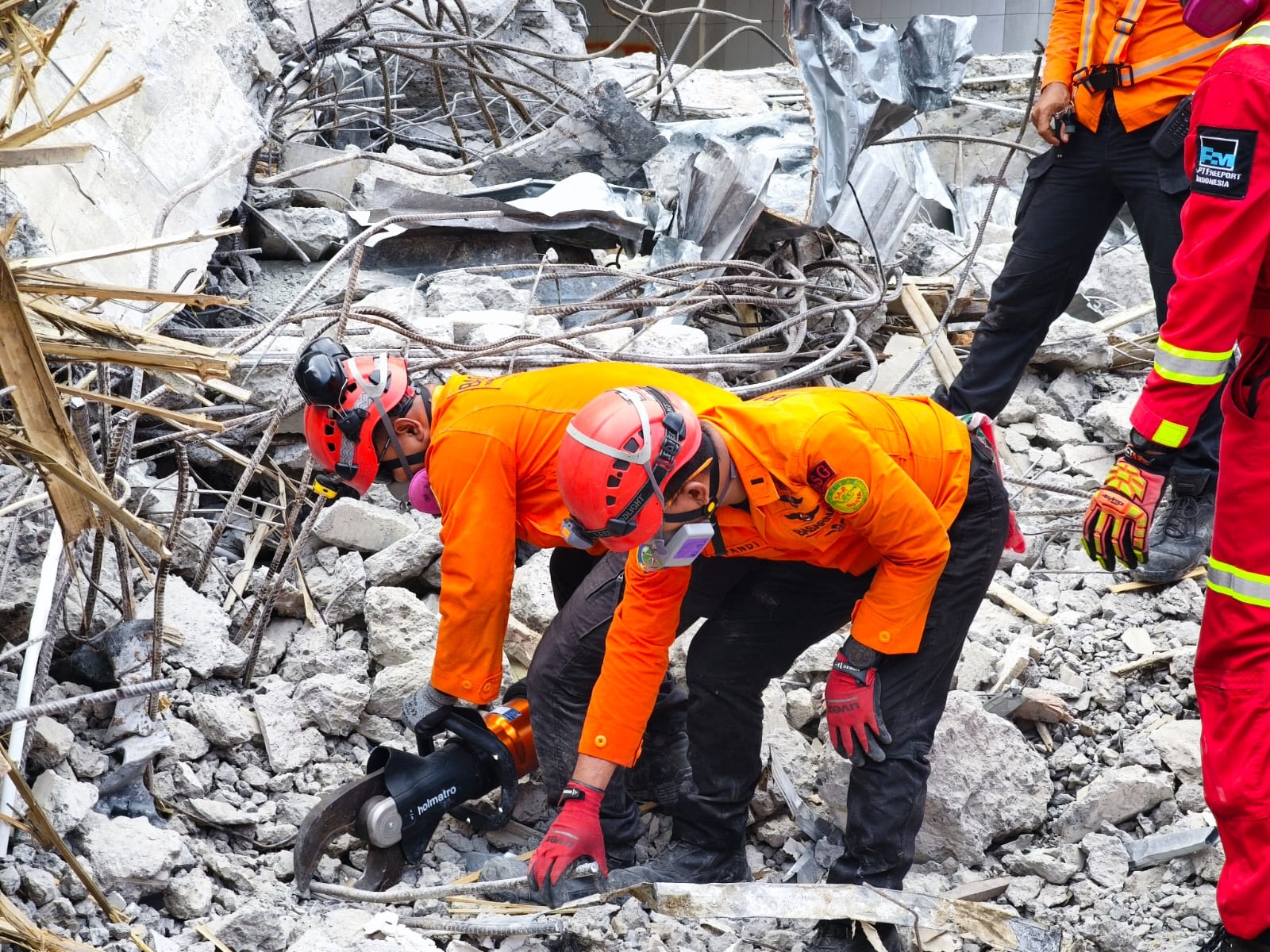 PAKAI ALAT: Proses evakuasi korban reruntuhan Musala Ponpes Al Khoziny masih terus dilakukan.