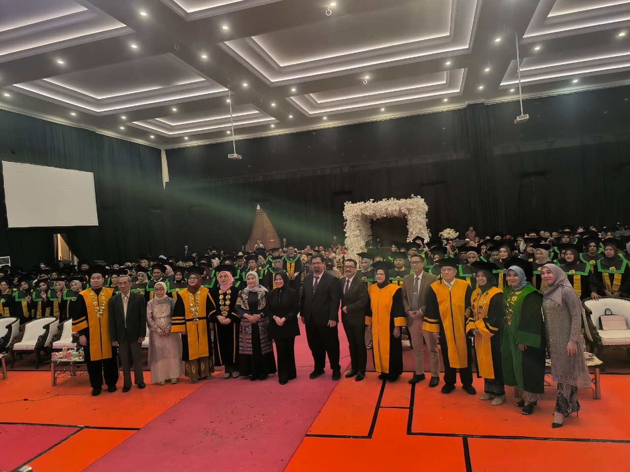 BERPRESTASI: Ratusan wisudawan Universitas Anwar Medika. (ANAS/RADAR SIDOARJO)