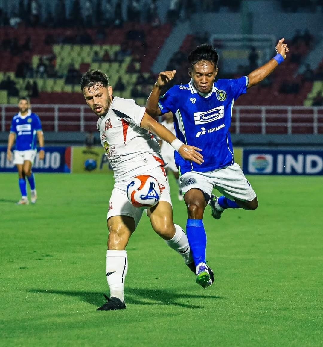 MENANG: Pemain Deltras Sidoarjo, Riaj Lopes saat berduel dengan pemain Persiku Kudus. (FOTO DELTRAS SIDOARJO)