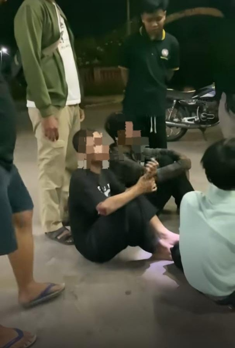 DIAMANKAN: Tiga remaja disangka gangster sedang diinterogasi warga di Wonoayu.  &nbsp;