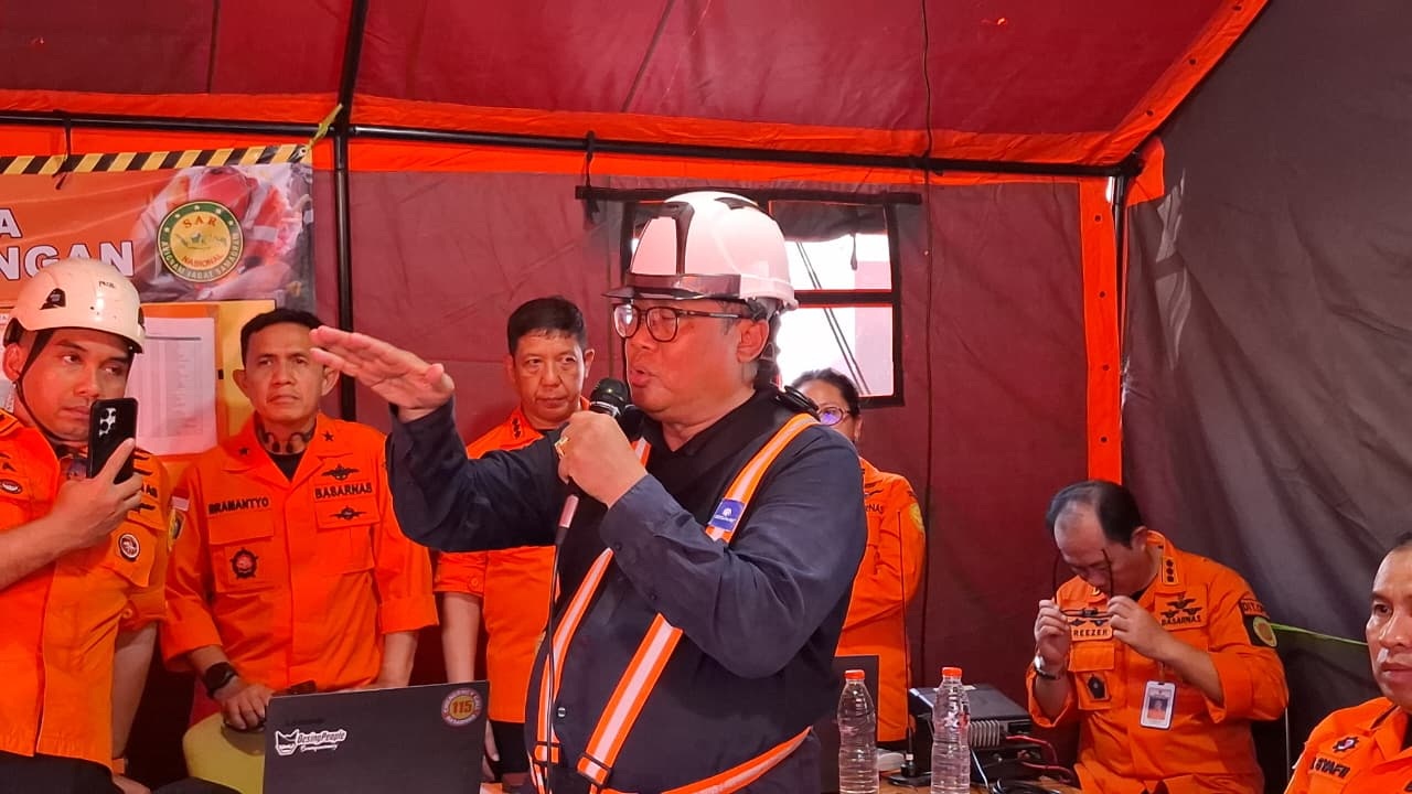 CERMAT: Ahli konstruksi dari Departemen Teknik Sipil ITS, Muji Himawan, saat memaparkan kondisi bangunan Ponpes Al-Khoziny kepada Basarnas. (M SAIFUL ROHMAN/RADAR SIDOARJO)