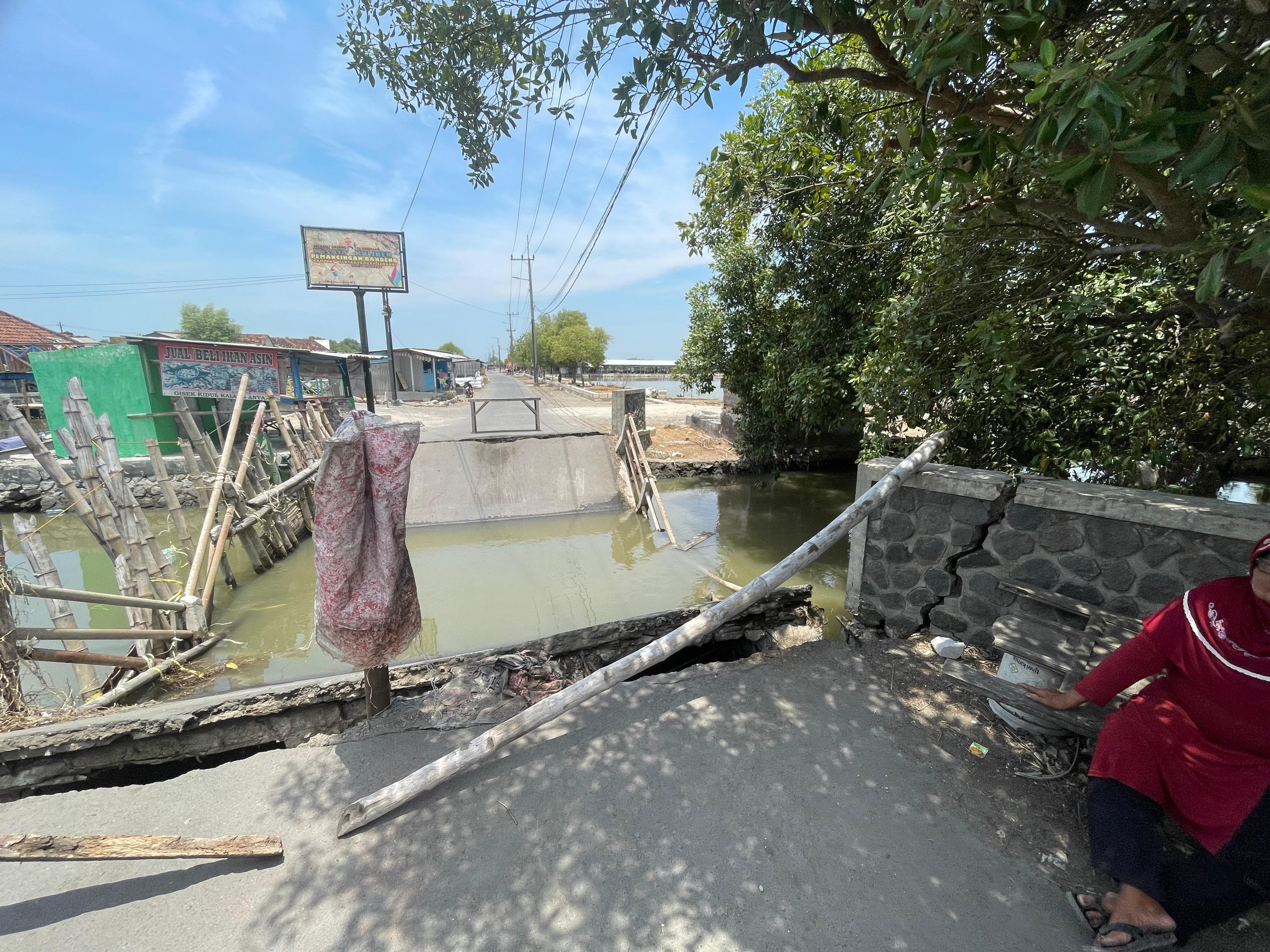TERPUTUS: Kondisi jembatan penghubung wisata tambak Dusun Gisik Kidul, Desa Tambak Cemandi ambrol. (M SAIFUL ROHMAN/RADAR SIDOARJO)
