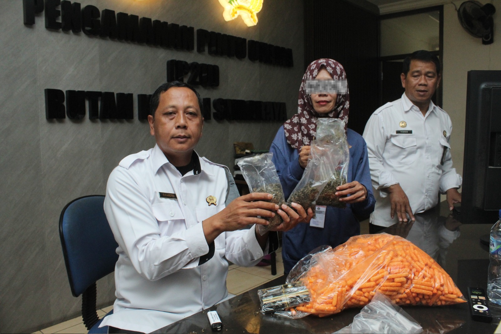 TERBONGKAR: Pelaku diamankan usai gagal menyelundupkan ganja di Rutan Medaeng, Sidoarjo.